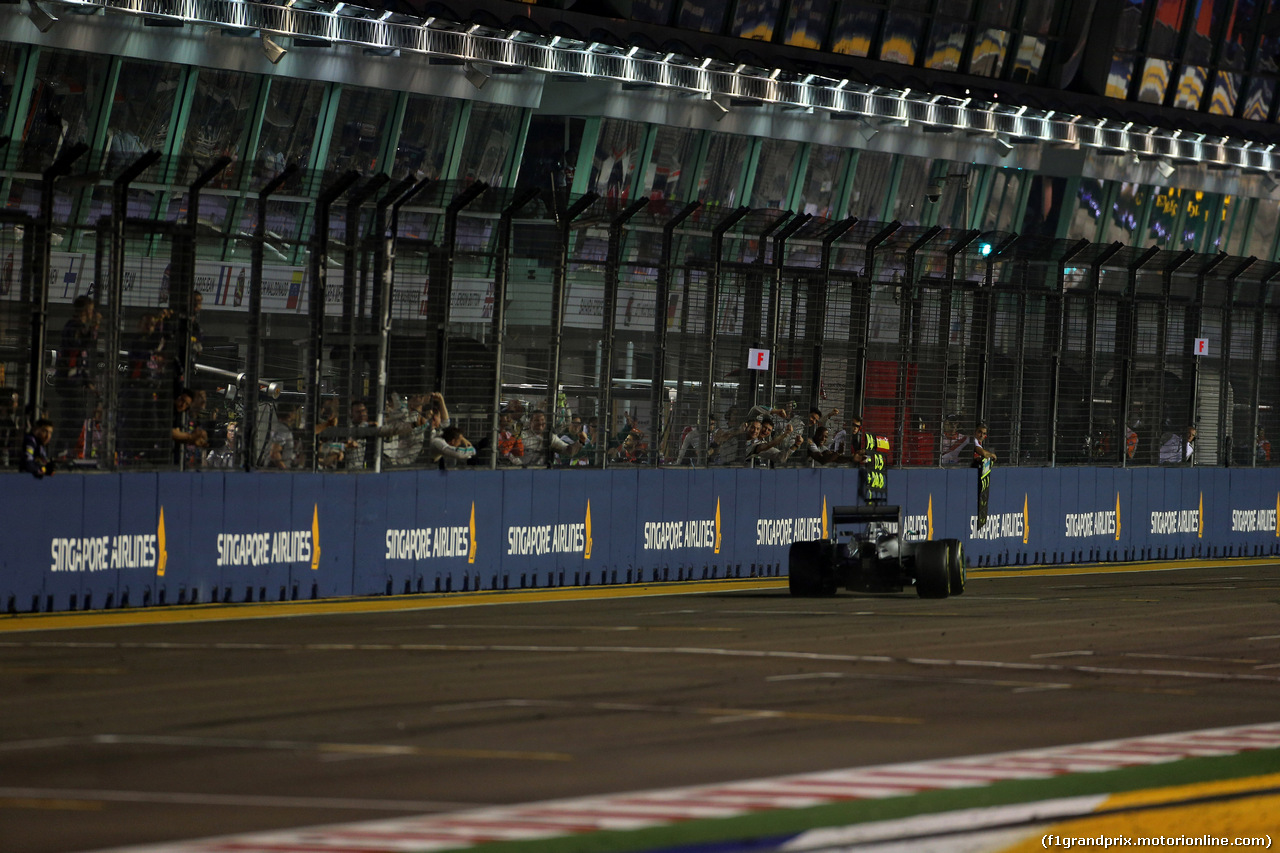 GP SINGAPORE, 21.09.2014 - Gara, Lewis Hamilton (GBR) Mercedes AMG F1 W05 vincitore