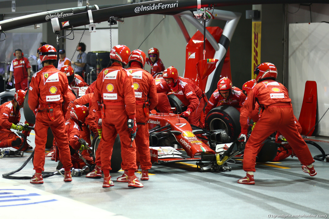 GP SINGAPORE, 21.09.2014 - Gara, Pit stop, Kimi Raikkonen (FIN) Ferrari F14-T