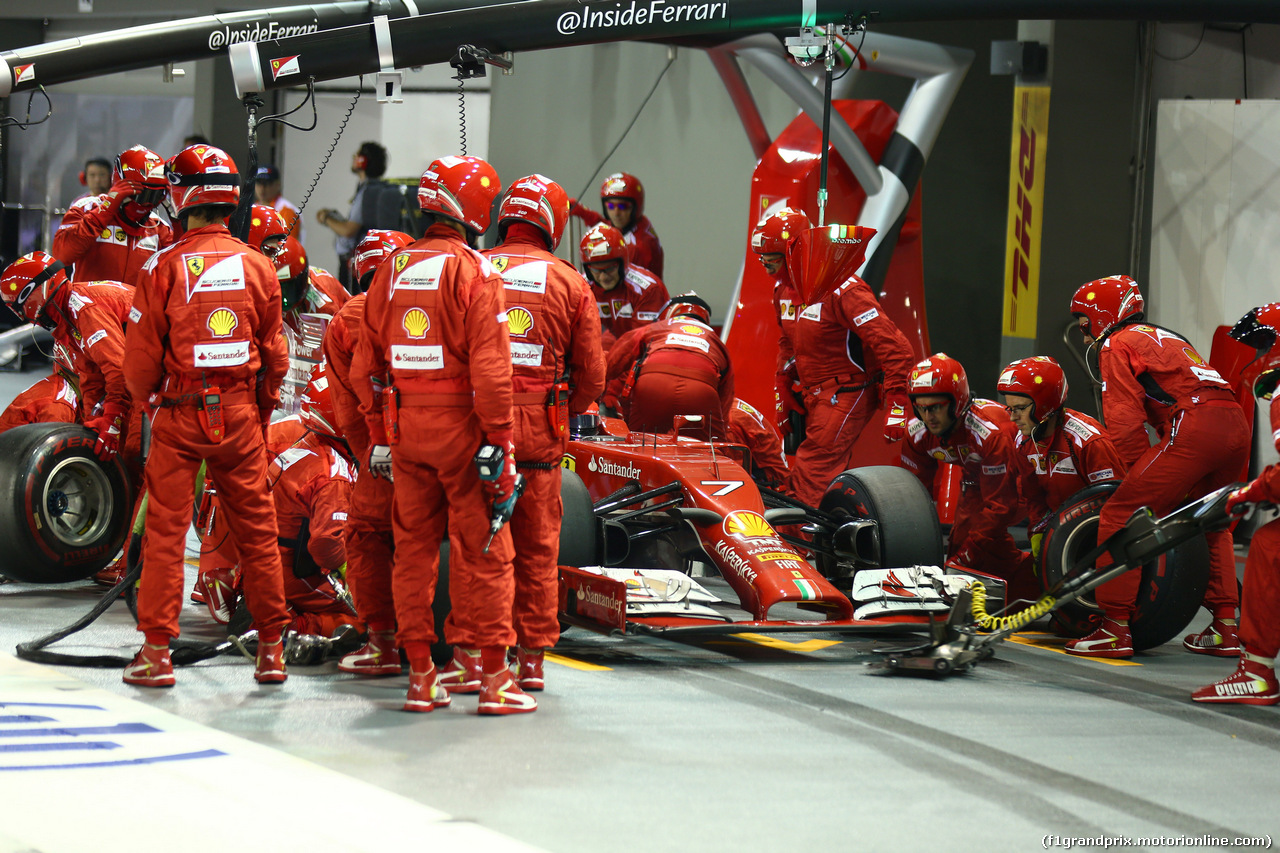 GP SINGAPORE, 21.09.2014 - Gara, Pit stop, Kimi Raikkonen (FIN) Ferrari F14-T