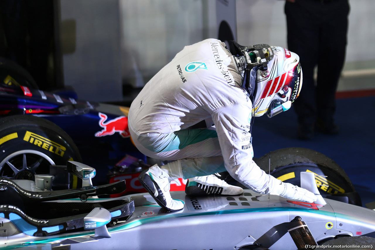 GP SINGAPORE, 21.09.2014 - Gara, Lewis Hamilton (GBR) Mercedes AMG F1 W05 vincitore