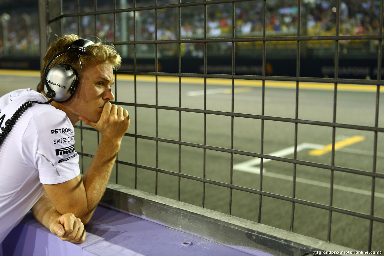 GP SINGAPORE, 21.09.2014 - Gara, Nico Rosberg (GER) Mercedes AMG F1 W05 watches the race from the pit lane