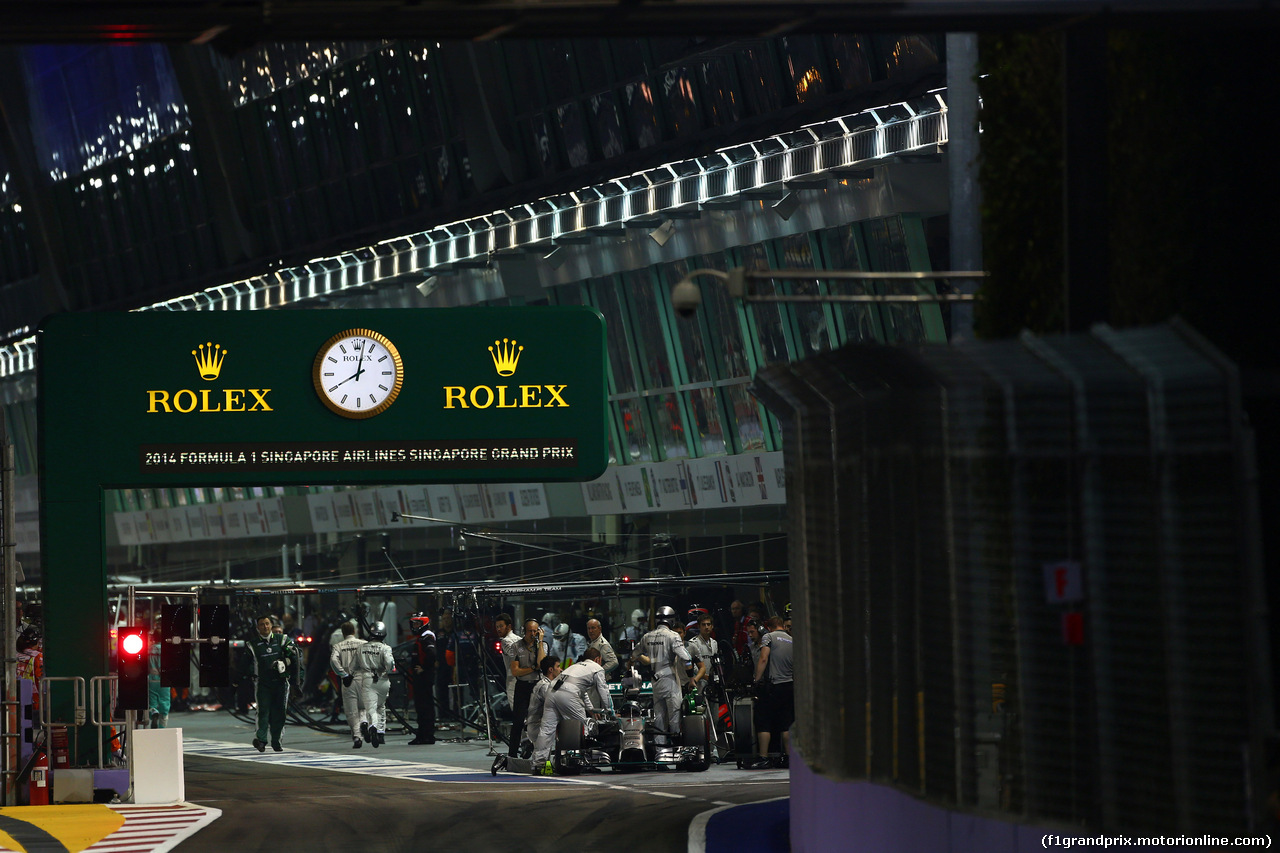 GP SINGAPORE, 21.09.2014 - Gara, Nico Rosberg (GER) Mercedes AMG F1 W05 partenzas the race from the pit lane