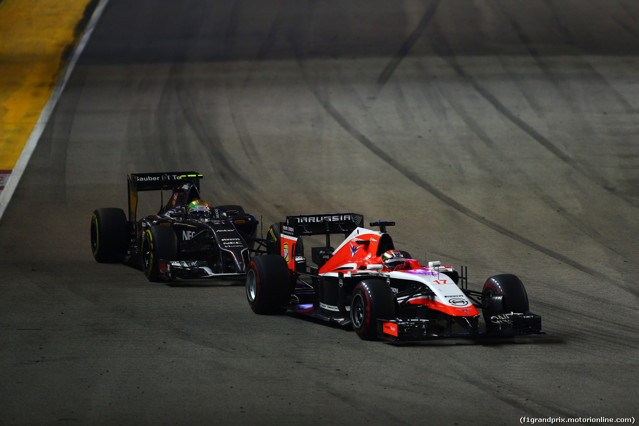 GP SINGAPORE, 21.09.2014 - Gara, Jules Bianchi (FRA) Marussia F1 Team MR03 davanti a Esteban Gutierrez (MEX), Sauber F1 Team C33