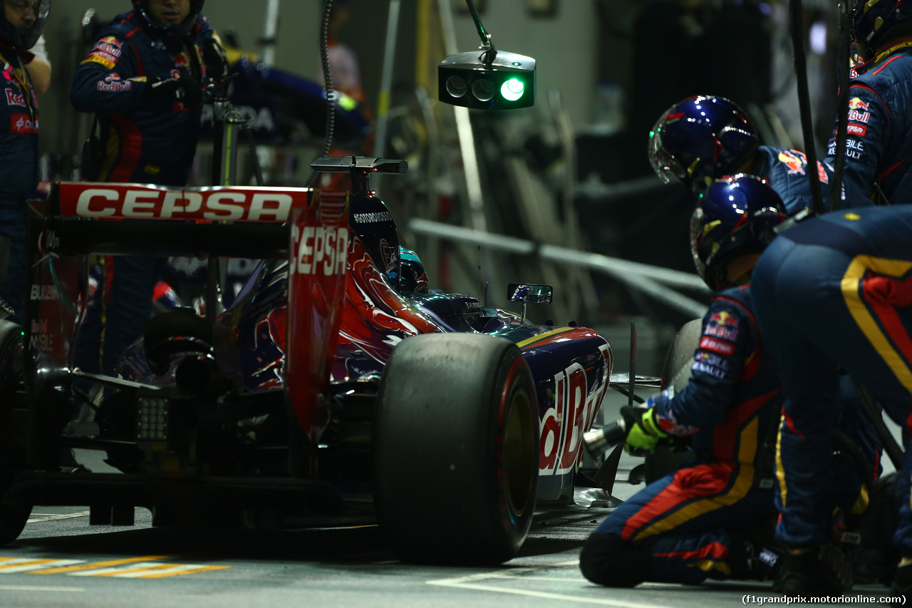 GP SINGAPORE, 21.09.2014 - Gara, Pit stop, Jean-Eric Vergne (FRA) Scuderia Toro Rosso STR9