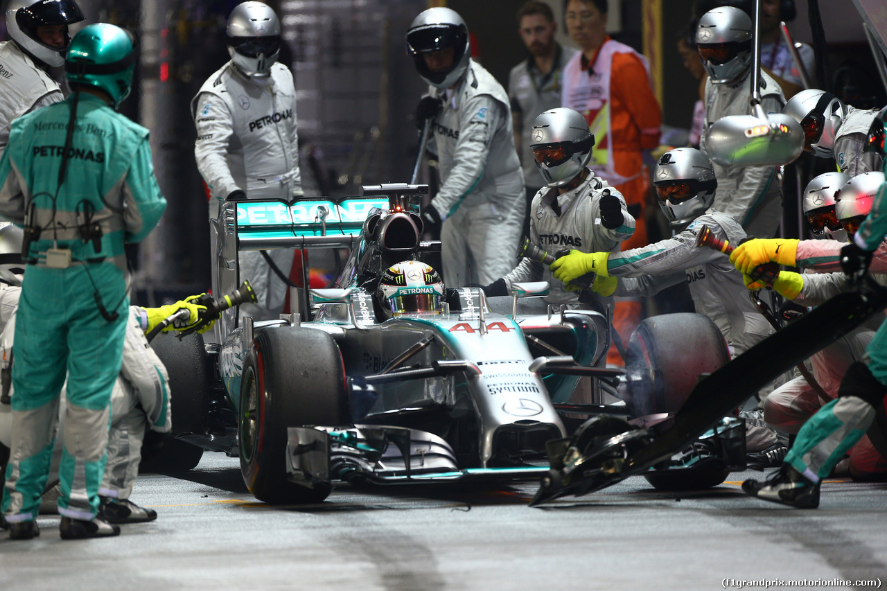 GP SINGAPORE, 21.09.2014 - Gara, Pit stop, Lewis Hamilton (GBR) Mercedes AMG F1 W05