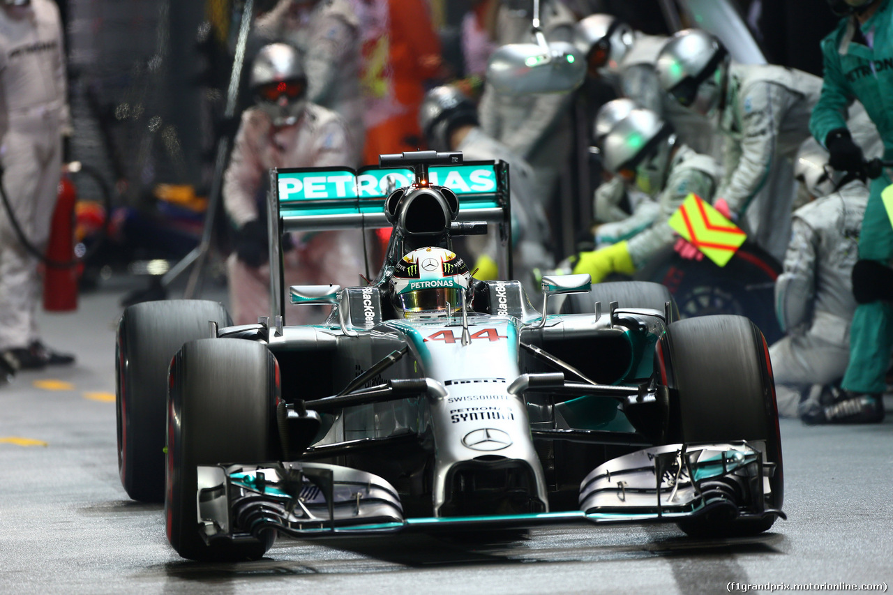 GP SINGAPORE, 21.09.2014 - Gara, Pit stop, Lewis Hamilton (GBR) Mercedes AMG F1 W05