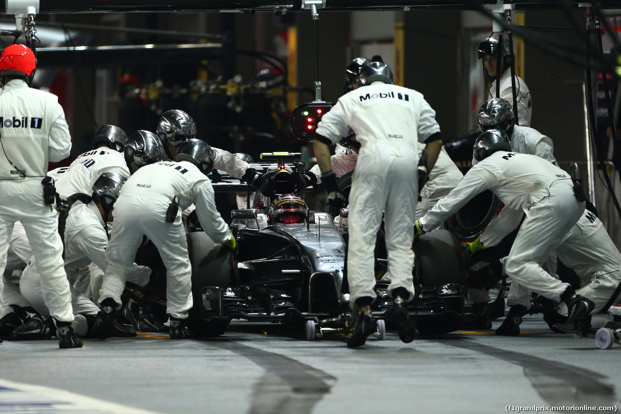 GP SINGAPORE, 21.09.2014 - Gara, Pit stop, Kevin Magnussen (DEN) McLaren Mercedes MP4-29