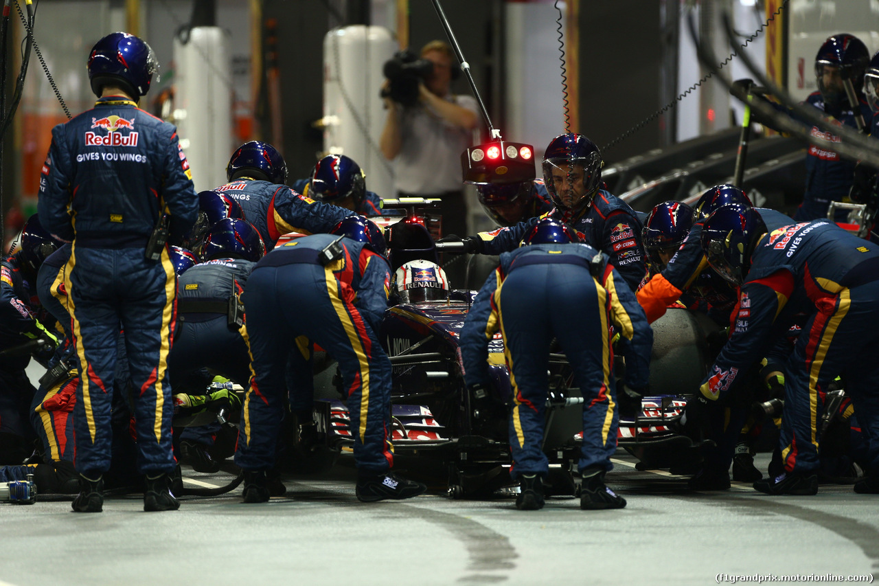 GP SINGAPORE, 21.09.2014 - Gara, Pit stop, Daniil Kvyat (RUS) Scuderia Toro Rosso STR9