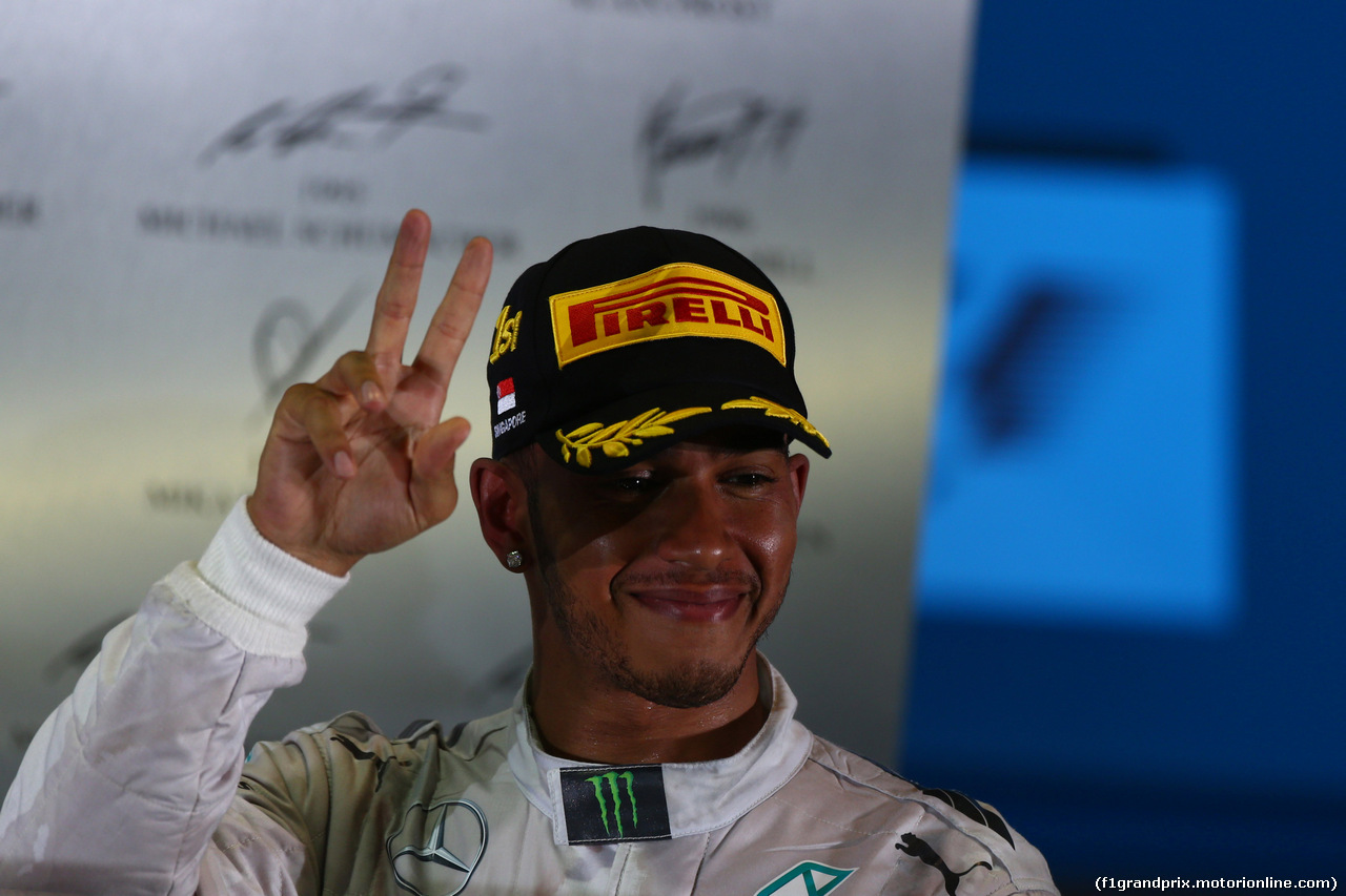 GP SINGAPORE, 21.09.2014 - Gara, Lewis Hamilton (GBR) Mercedes AMG F1 W05 vincitore