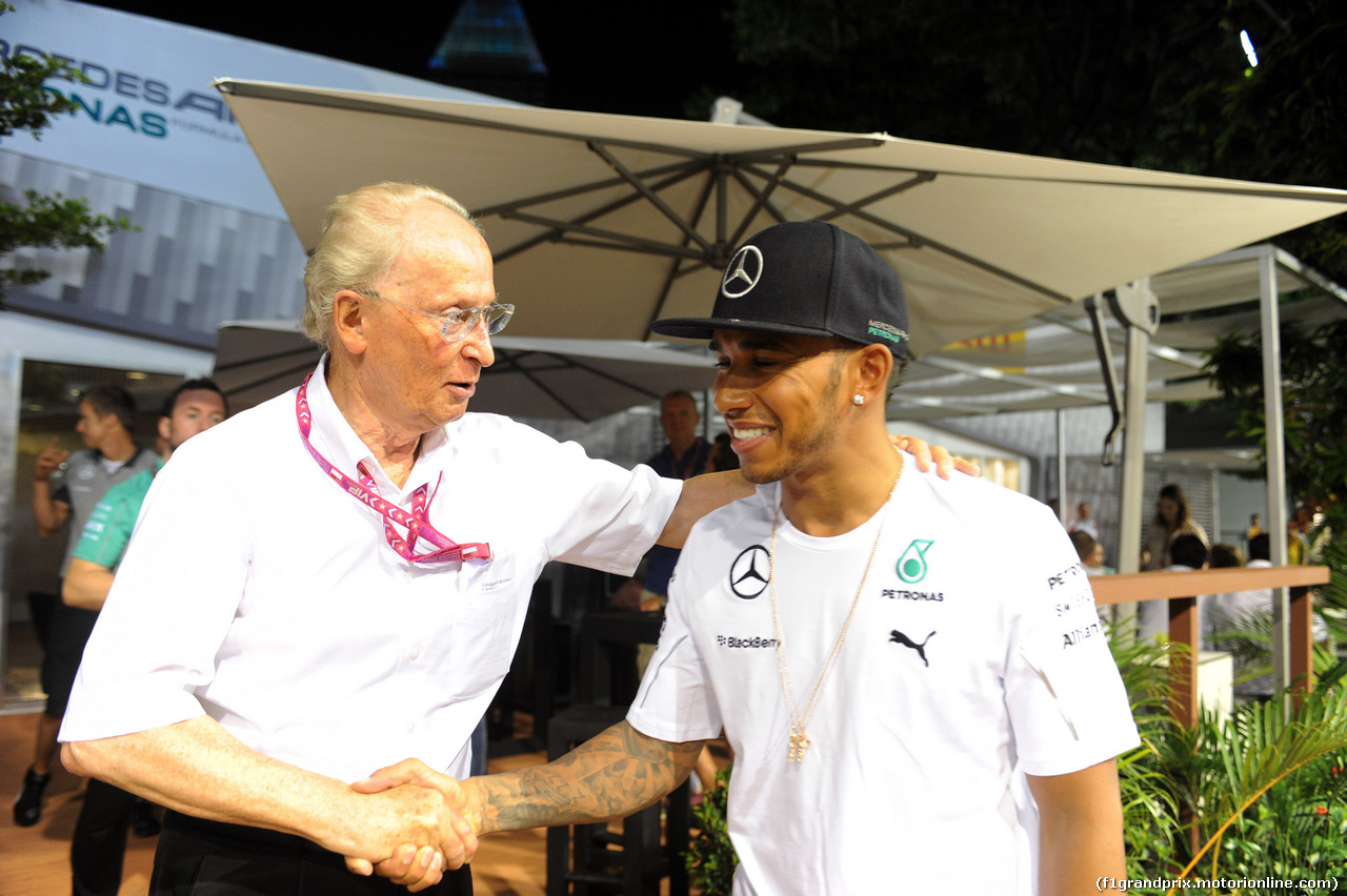 GP SINGAPORE, 21.09.2014 - Gara, Festeggiamenti, Lewis Hamilton (GBR) Mercedes AMG F1 W05 vincitore with Jurgen Hubbert (GER), Mercedes