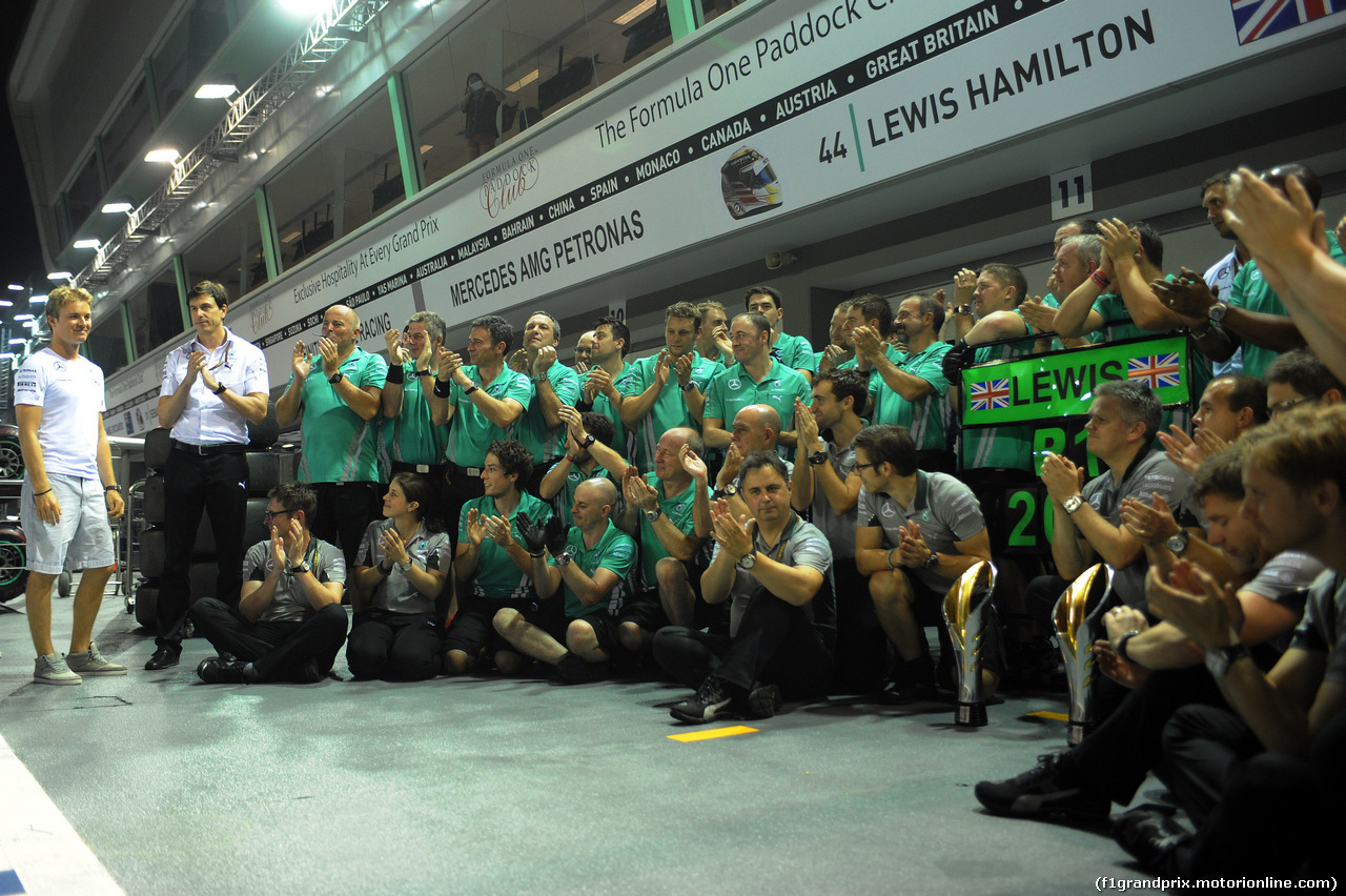 GP SINGAPORE, 21.09.2014 - Gara, Festeggiamenti, Nico Rosberg (GER) Mercedes AMG F1 is applauded by his team