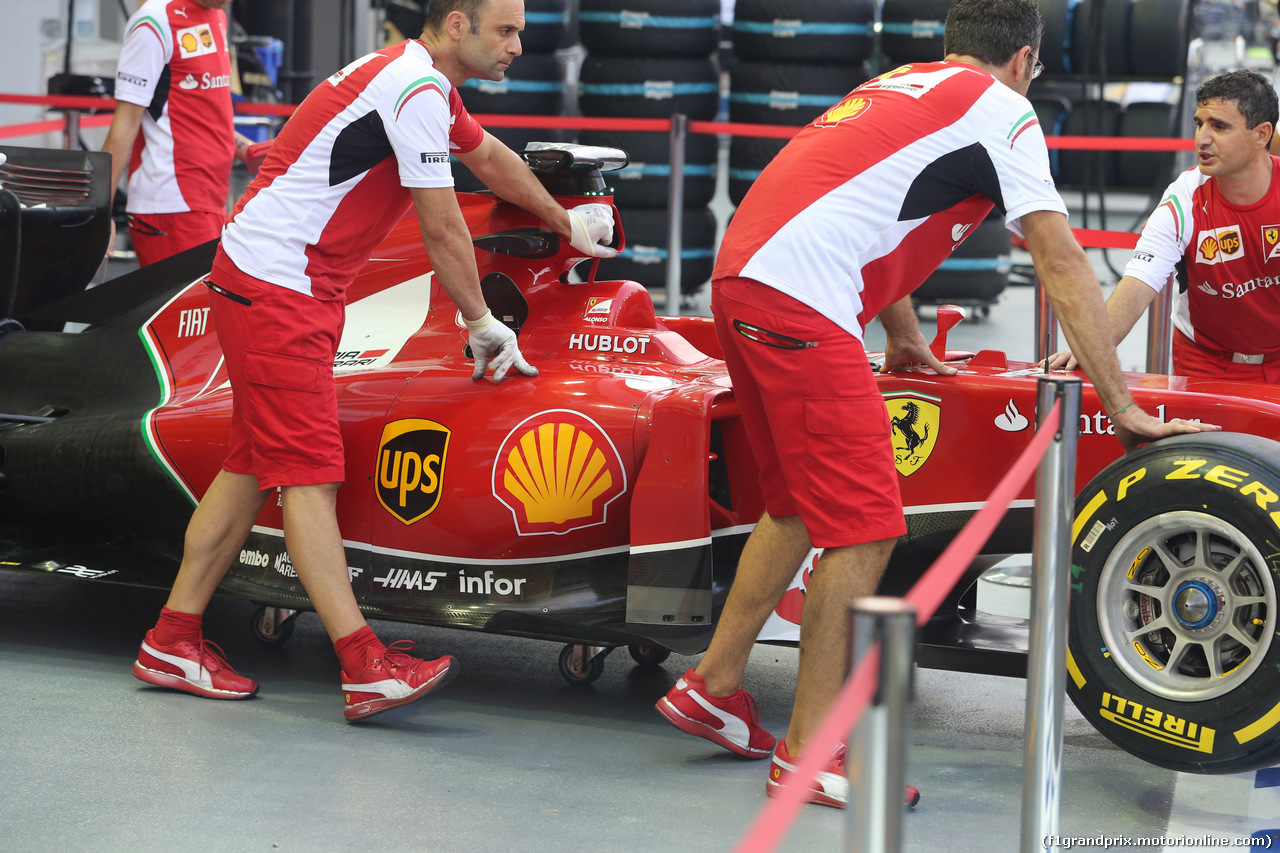 GP SINGAPORE, 18.09.2014 - Mechanics Ferrari