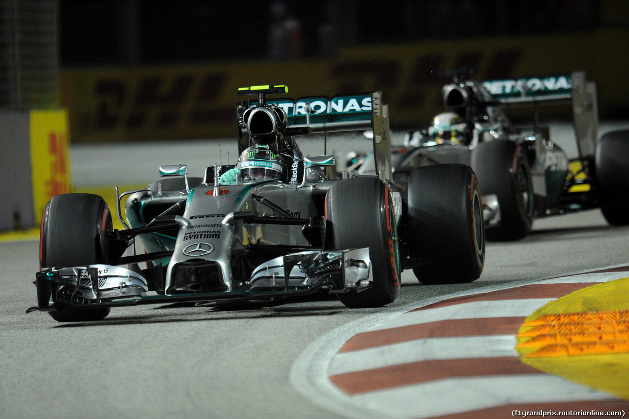 GP SINGAPORE, 20.09.2014 - Qualifiche, Nico Rosberg (GER) Mercedes AMG F1 W05 davanti a Lewis Hamilton (GBR) Mercedes AMG F1 W05