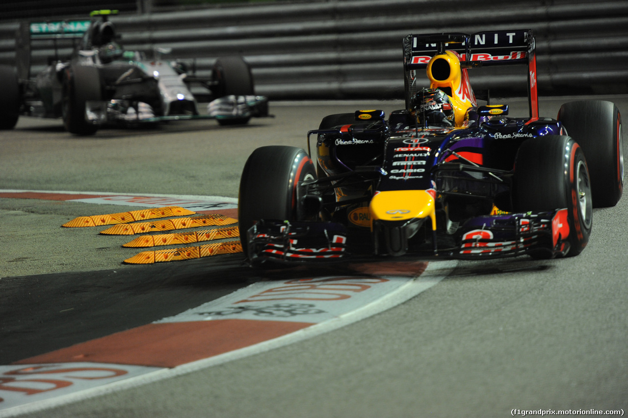 GP SINGAPORE, 20.09.2014 - Qualifiche, Sebastian Vettel (GER) Red Bull Racing RB10 davanti a Nico Rosberg (GER) Mercedes AMG F1 W05