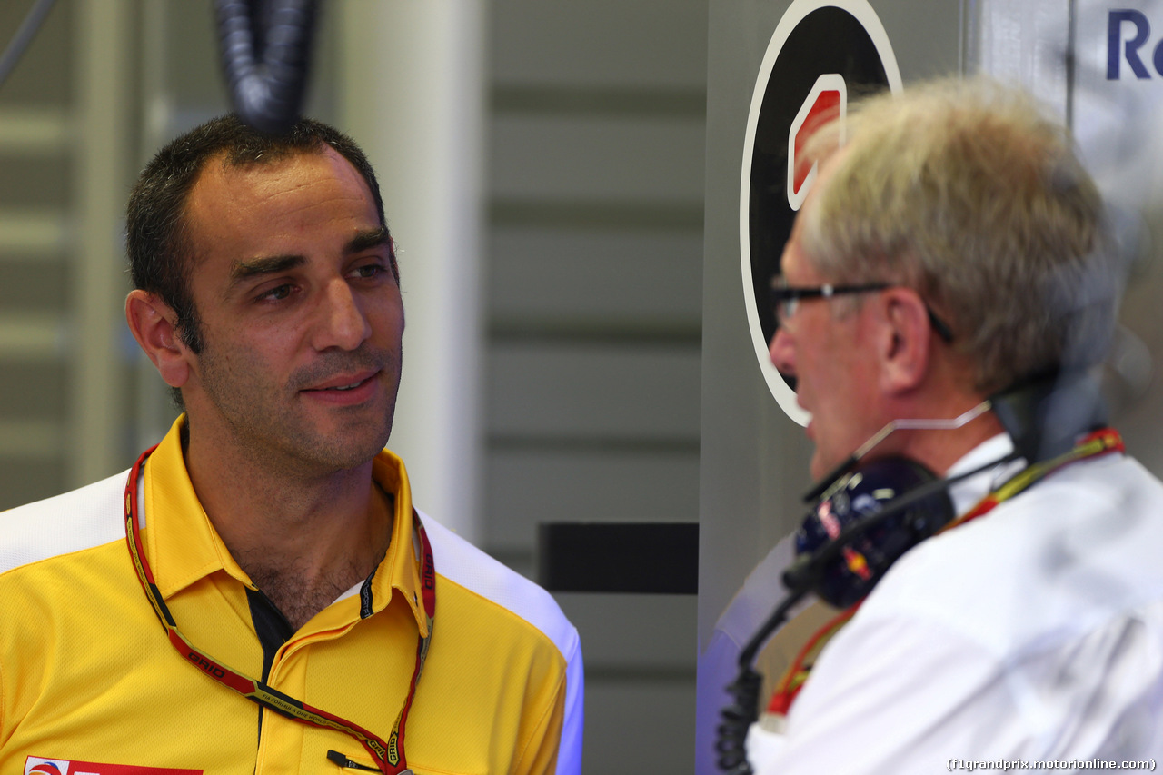 GP SINGAPORE, 19.09.2014- Prove Libere 1, Cyril Abiteboul (FRA) Renault Sport F1 Managing Director e Helmut Marko (AUT), Red Bull Racing, Red Bull Advisor