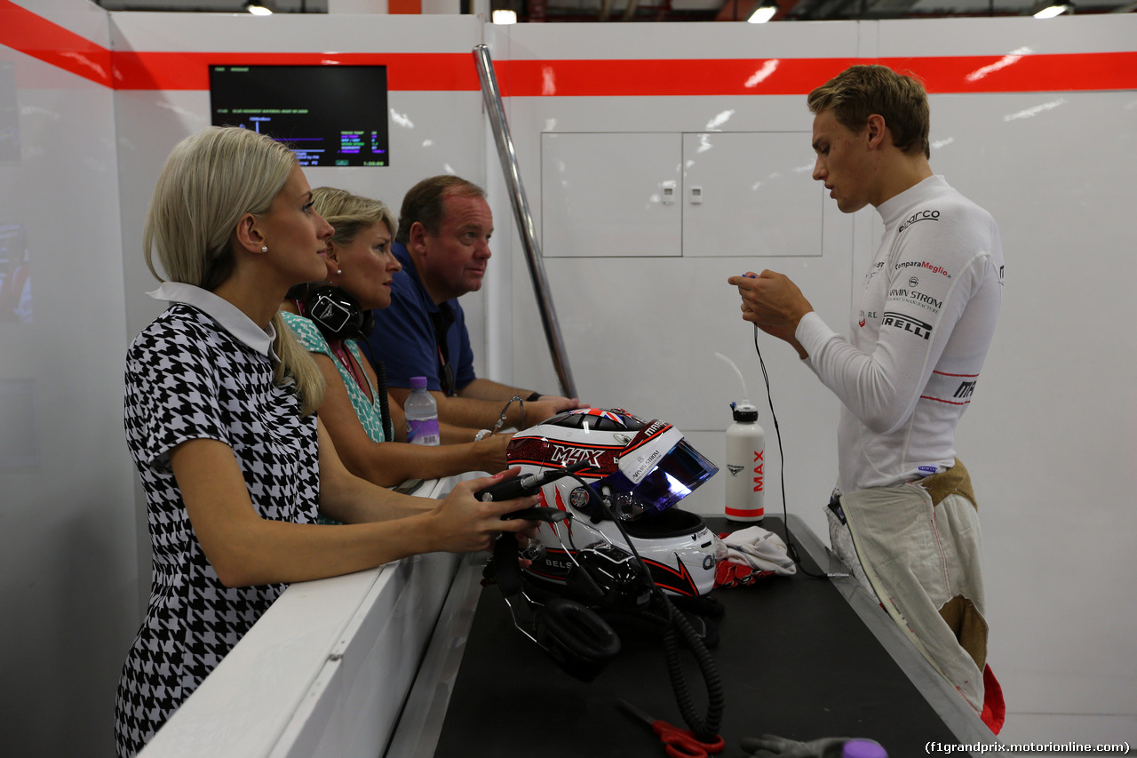 GP SINGAPORE, 19.09.2014- Prove Libere 1, Max Chilton (GBR), Marussia F1 Team MR03 with his parents e Domenica.