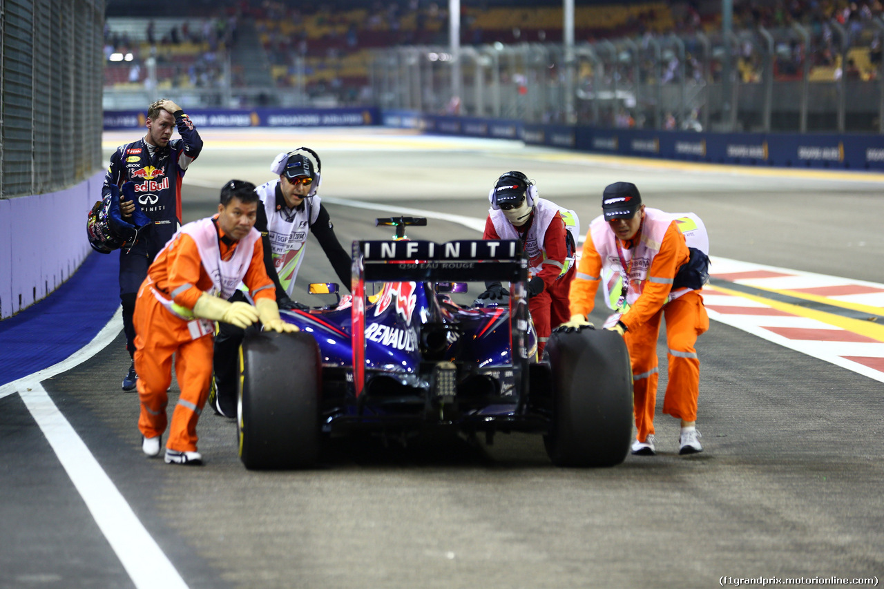 GP SINGAPORE, 19.09.2014- Prove Libere 1, Sebastian Vettel (GER) Red Bull Racing RB10 stops at the end of fProve Libere 1.