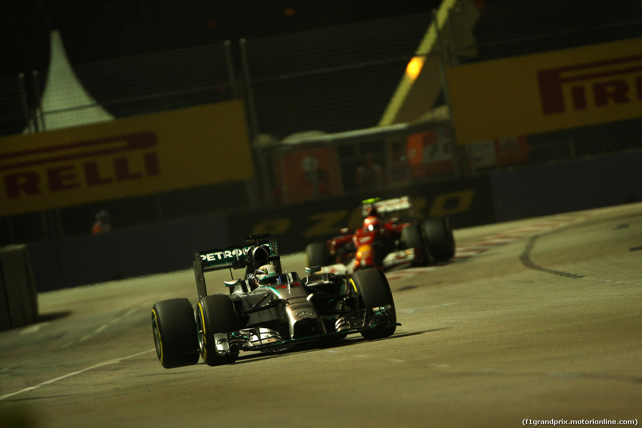 GP SINGAPORE, 19.09.2014- Prove Libere 2, Lewis Hamilton (GBR) Mercedes AMG F1 W05 davanti a Kimi Raikkonen (FIN) Ferrari F14-T