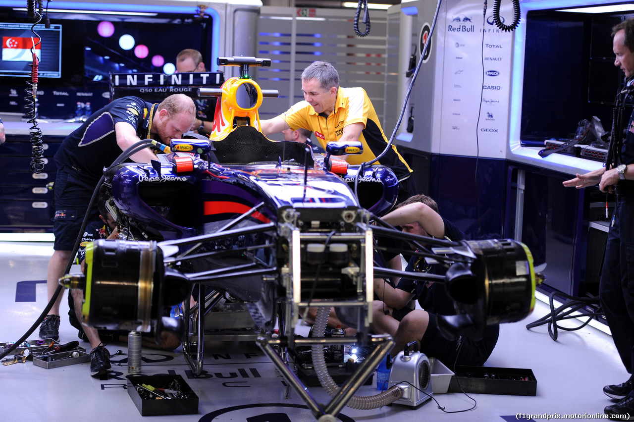 GP SINGAPORE, 19.09.2014- Prove Libere 2, Mechanics Red Bull work on the car of Sebastian Vettel (GER) Red Bull Racing RB10