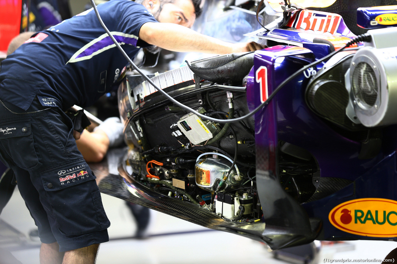GP SINGAPORE, 19.09.2014- Prove Libere 2, Mechanics Red Bull work on the car of Sebastian Vettel (GER) Red Bull Racing RB10