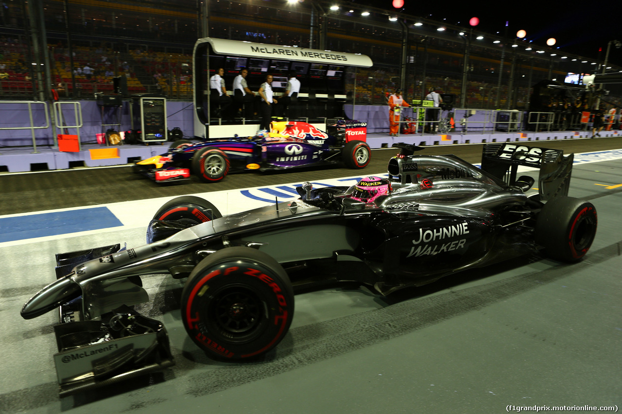GP SINGAPORE, 19.09.2014- Prove Libere 2, Jenson Button (GBR) McLaren Mercedes MP4-29 e Daniel Ricciardo (AUS) Red Bull Racing RB10