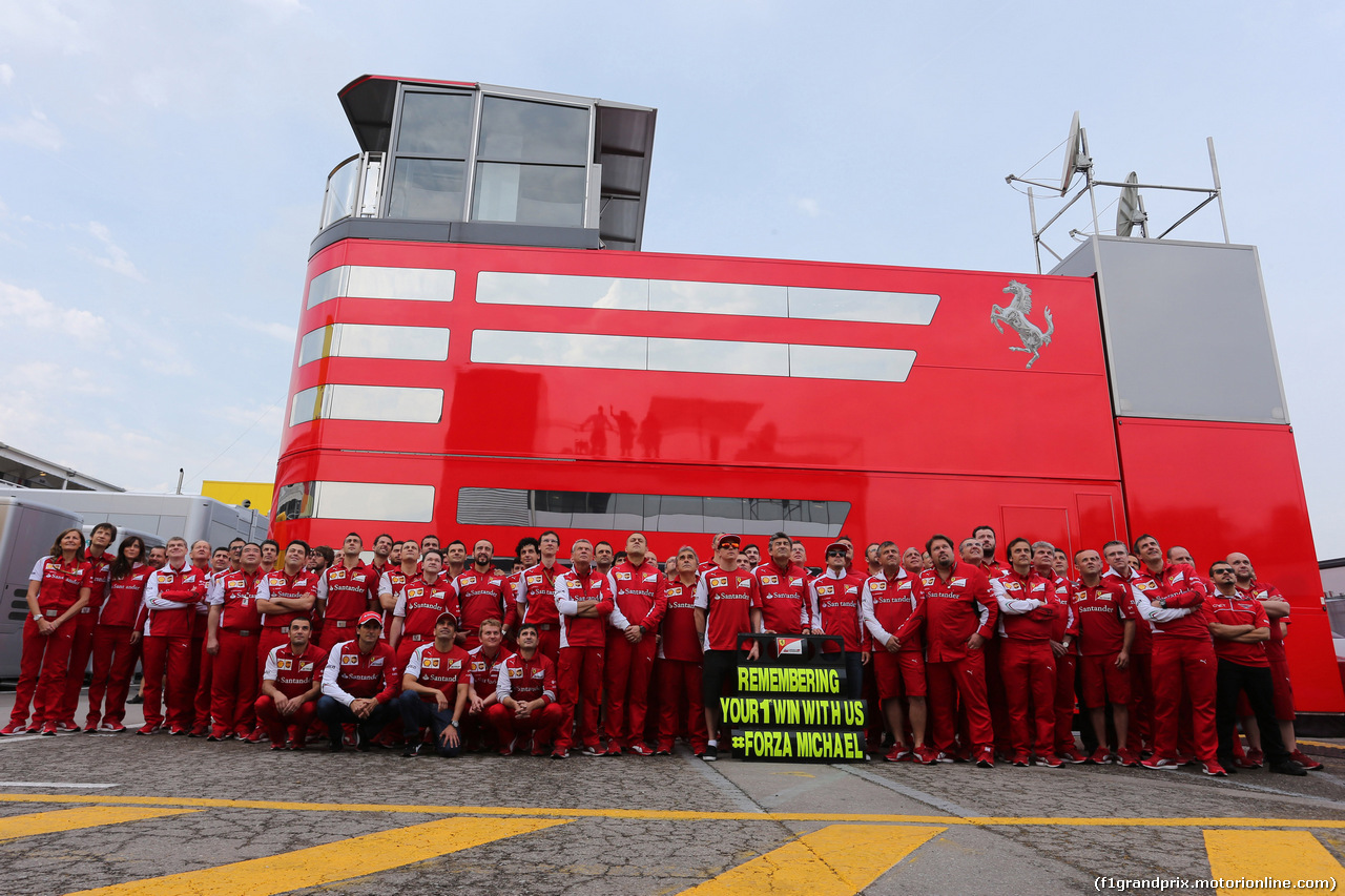 GP SPAGNA, 11.05.2014- Kimi Raikkonen (FIN) Ferrari F14-T, Marco Mattiacci (ITA) Team Principal, Ferrari e Fernando Alonso (ESP) Ferrari F14-T with a message to Michael Schumacher