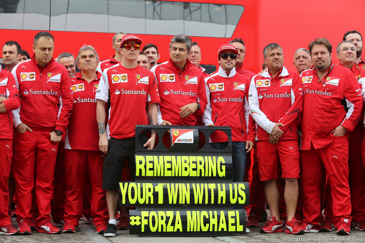 GP SPAGNA, 11.05.2014- Kimi Raikkonen (FIN) Ferrari F14-T, Marco Mattiacci (ITA) Team Principal, Ferrari e Fernando Alonso (ESP) Ferrari F14-T with a message to Michael Schumacher