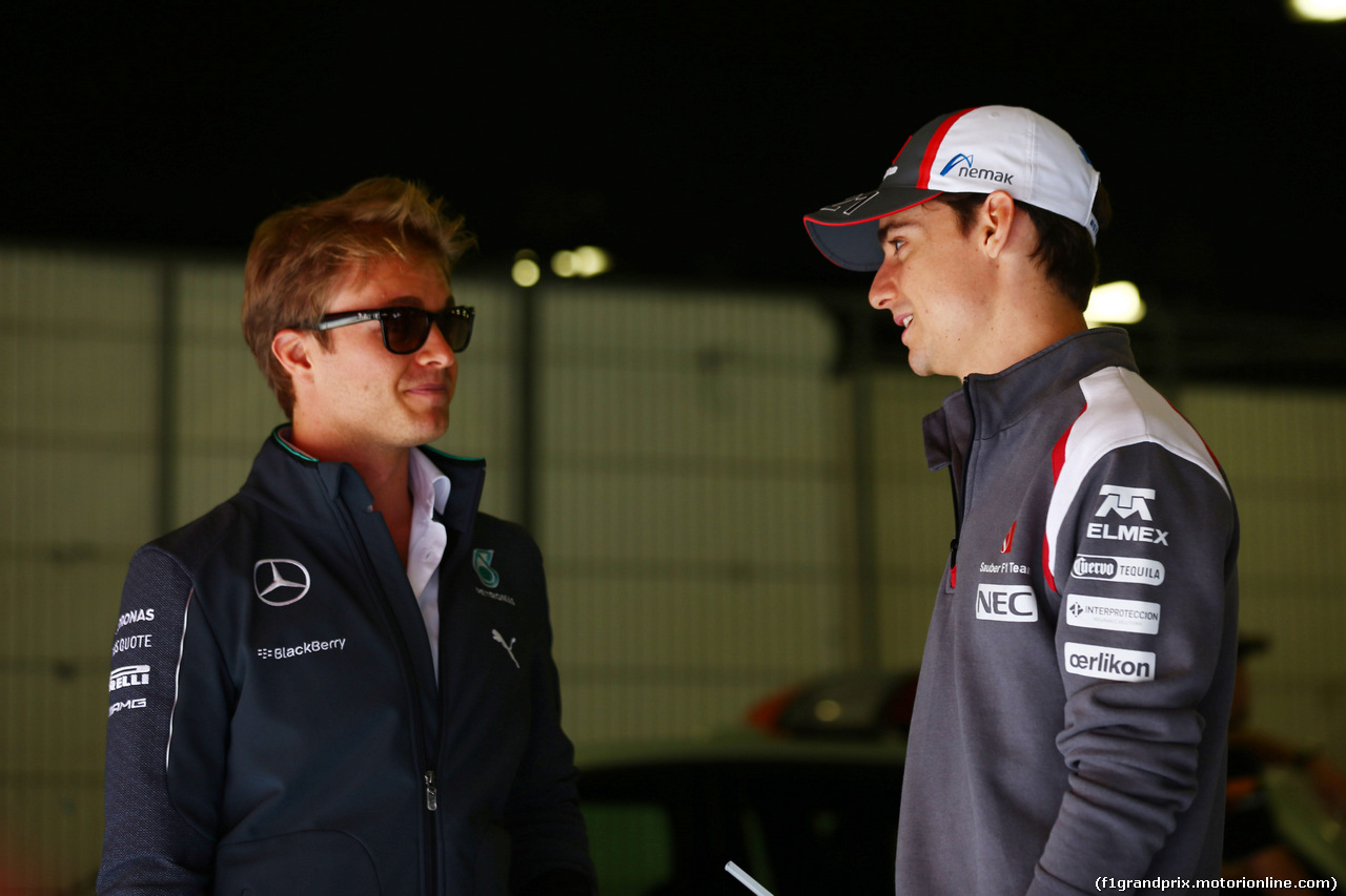 GP SPAGNA, 11.05.2014- Nico Rosberg (GER) Mercedes AMG F1 W05 e Esteban Gutierrez (MEX), Sauber F1 Team C33