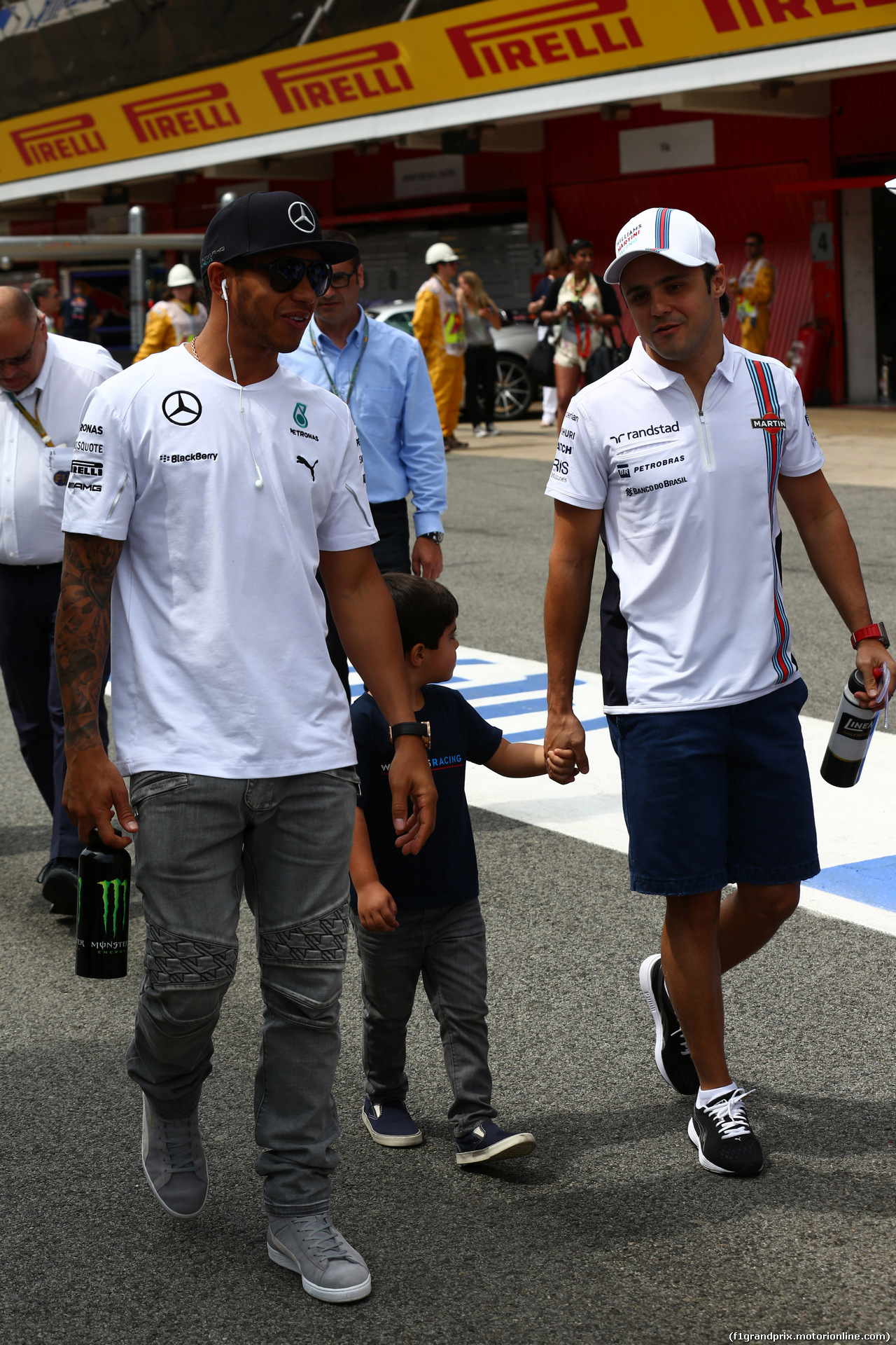 GP SPAGNA, 11.05.2014- Lewis Hamilton (GBR) Mercedes AMG F1 W05 e Felipe Massa (BRA) Williams F1 Team FW36 with his son Felipimho