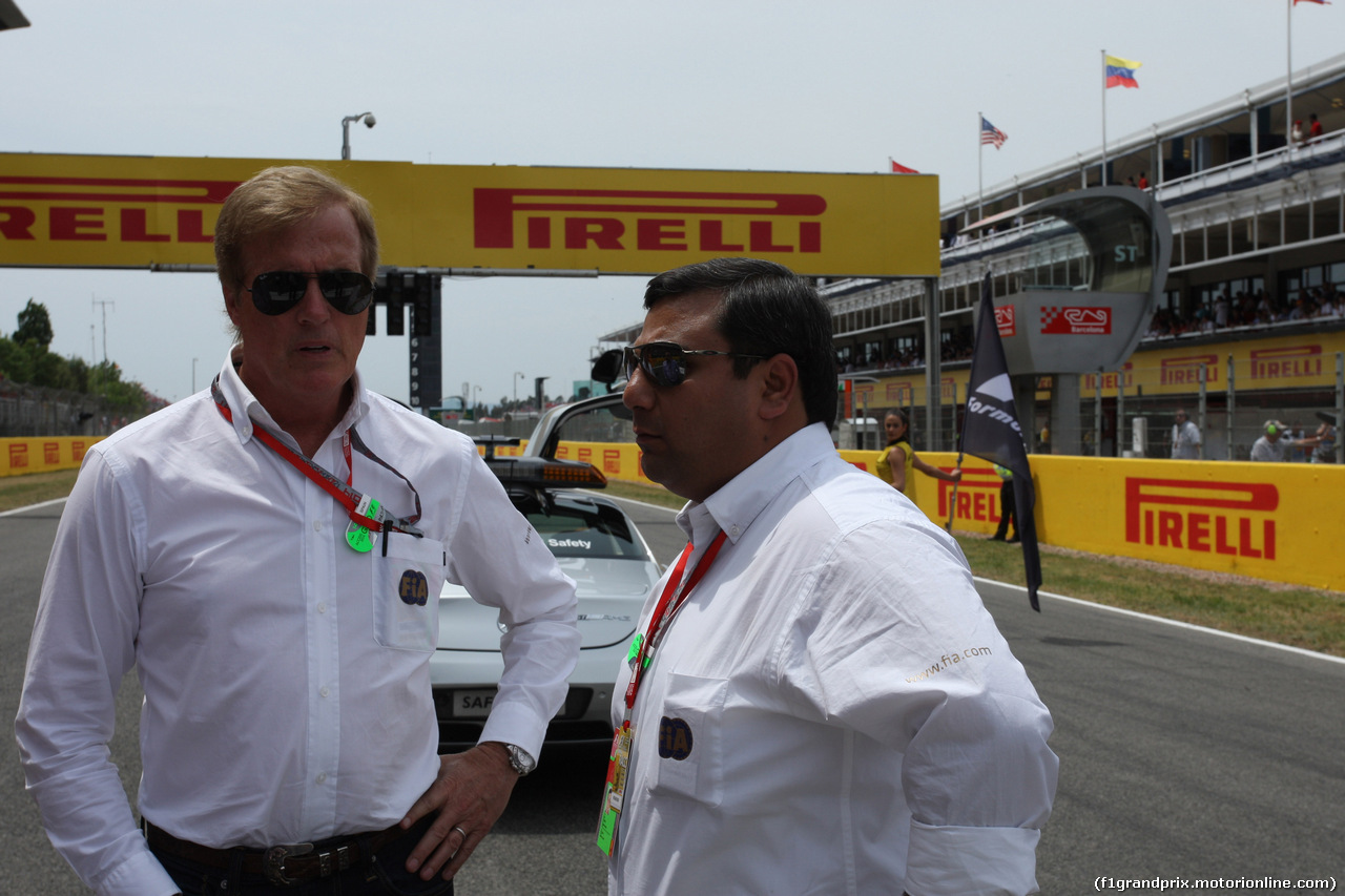 GP SPAGNA, 11.05.2014 - Gara, (L to R): Danny Sullivan (USA) FIA Steward with Farhan Vohra (IND) FIA