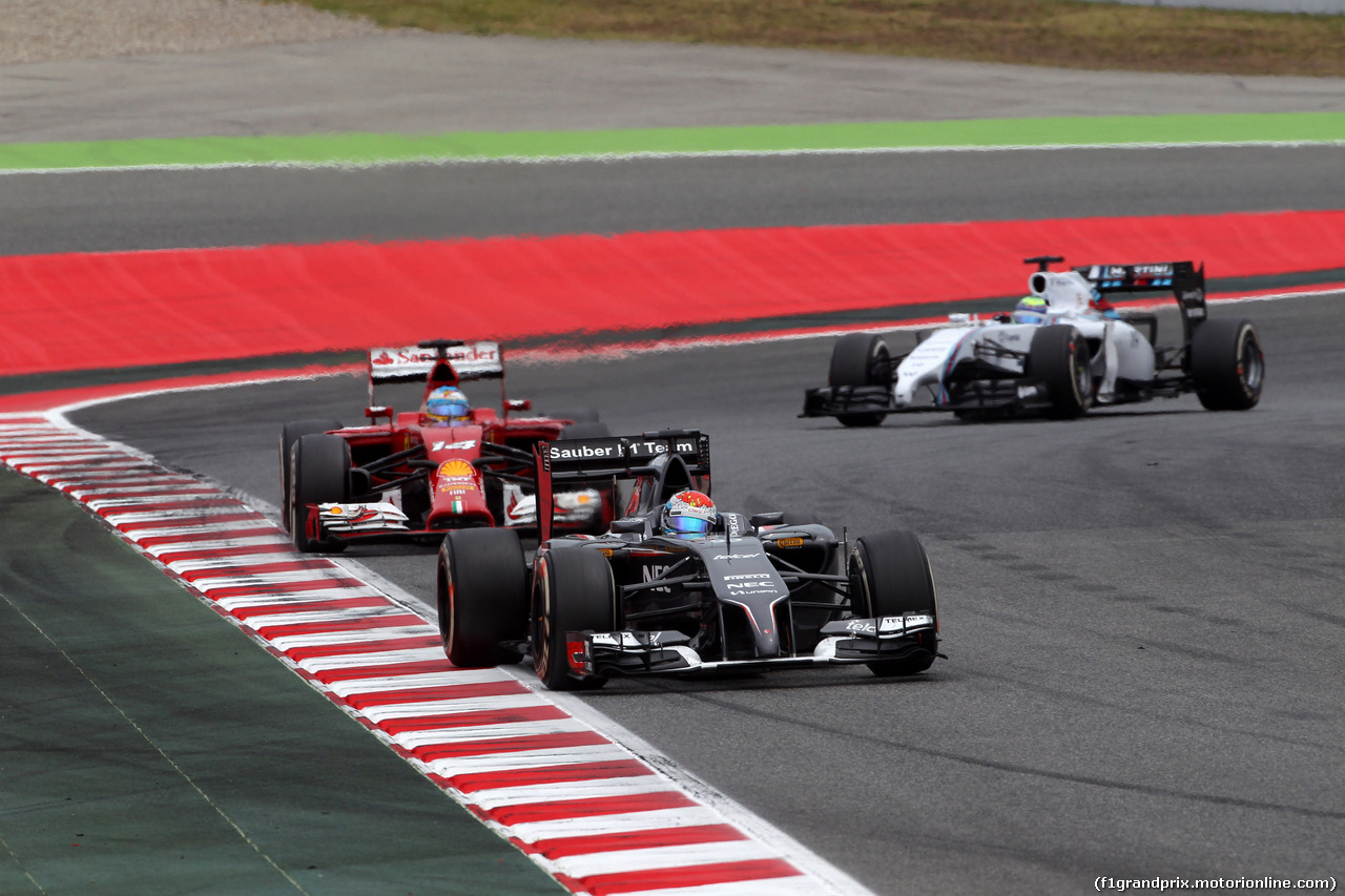 GP SPAGNA, 11.05.2014-  Gara, Adrian Sutil (GER) Sauber F1 Team C33 davanti a Fernando Alonso (ESP) Ferrari F14-T