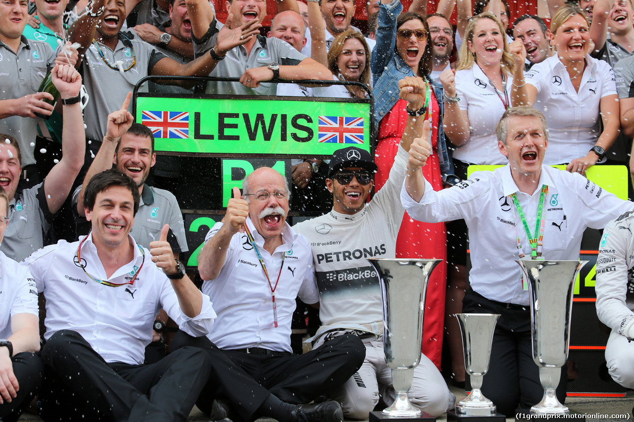 GP SPAGNA, 11.05.2014-  Gara, Festeggiamenti, Lewis Hamilton (GBR) Mercedes AMG F1 W05 vincitore with Dr. Dieter Zetsche, Chairman of Daimler e Toto Wolff (GER) Mercedes AMG F1 Shareholder e Executive Director