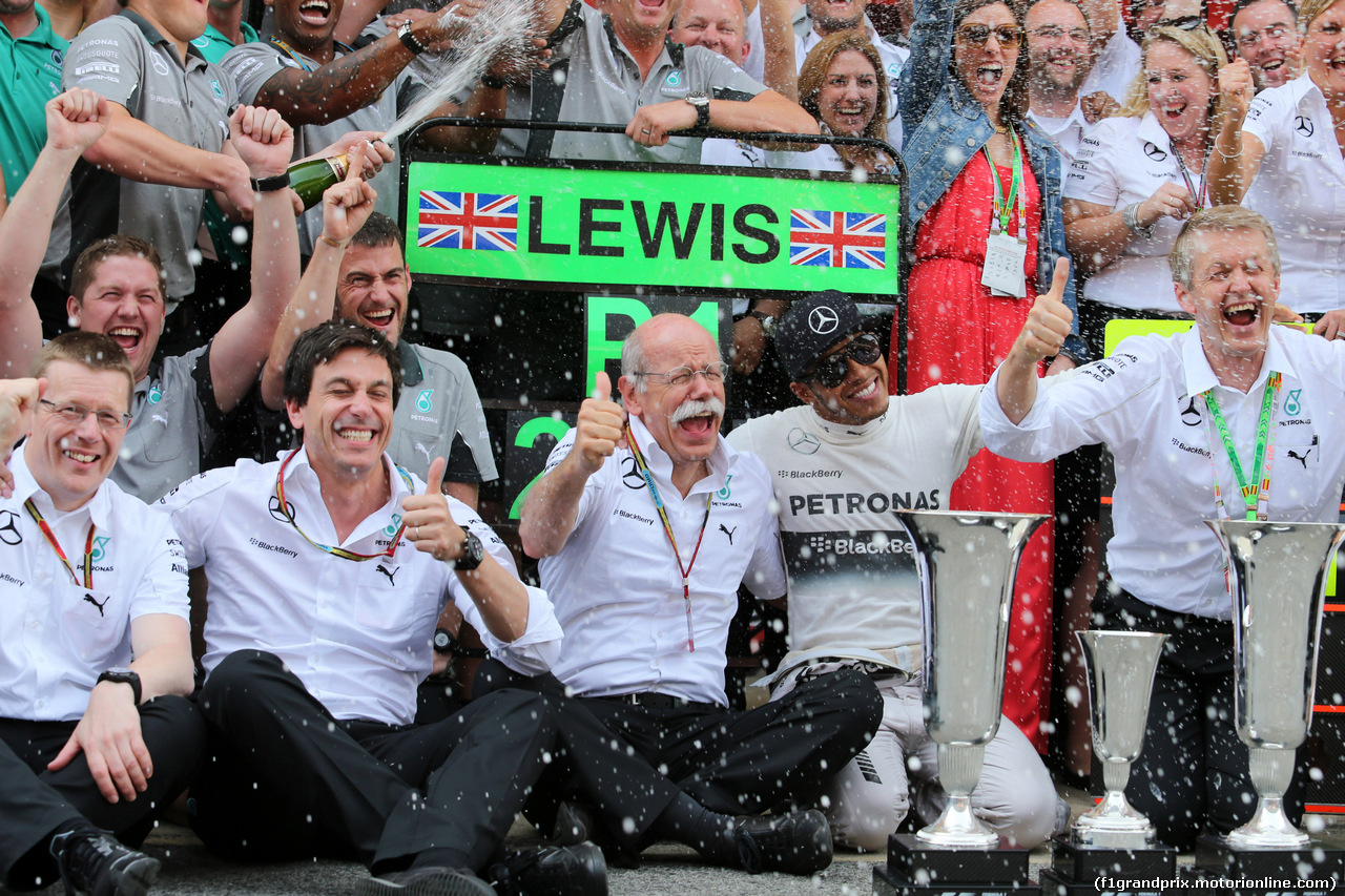 GP SPAGNA, 11.05.2014-  Gara, Festeggiamenti, Lewis Hamilton (GBR) Mercedes AMG F1 W05 vincitore with Dr. Dieter Zetsche, Chairman of Daimler e Toto Wolff (GER) Mercedes AMG F1 Shareholder e Executive Director