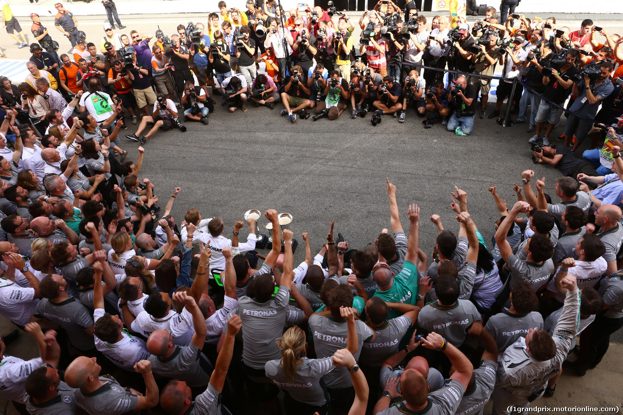 GP SPAGNA, 11.05.2014-  Gara, Festeggiamenti, Lewis Hamilton (GBR) Mercedes AMG F1 W05 vincitore