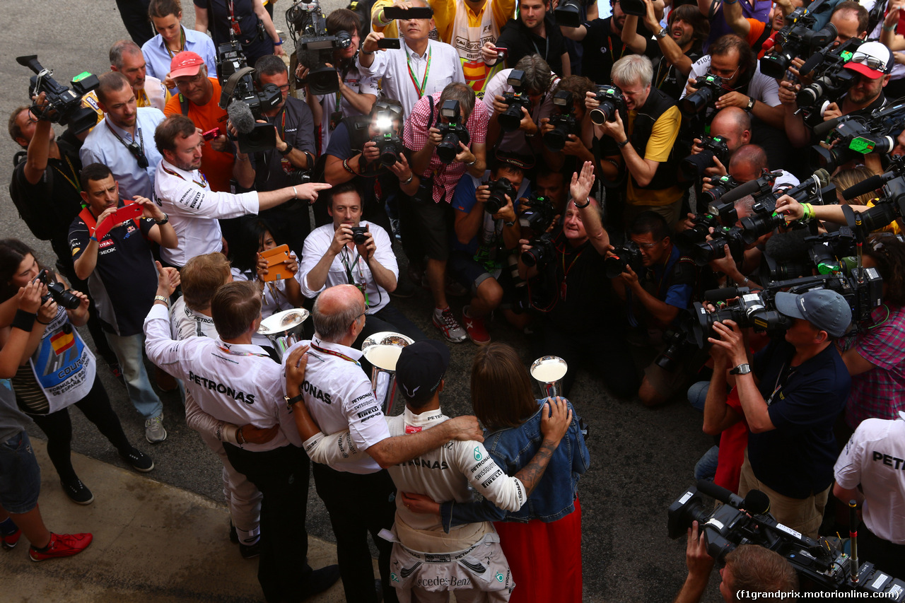 GP SPAGNA, 11.05.2014-  Gara, Dr. Dieter Zetsche, Chairman of Daimler e Lewis Hamilton (GBR) Mercedes AMG F1 W05