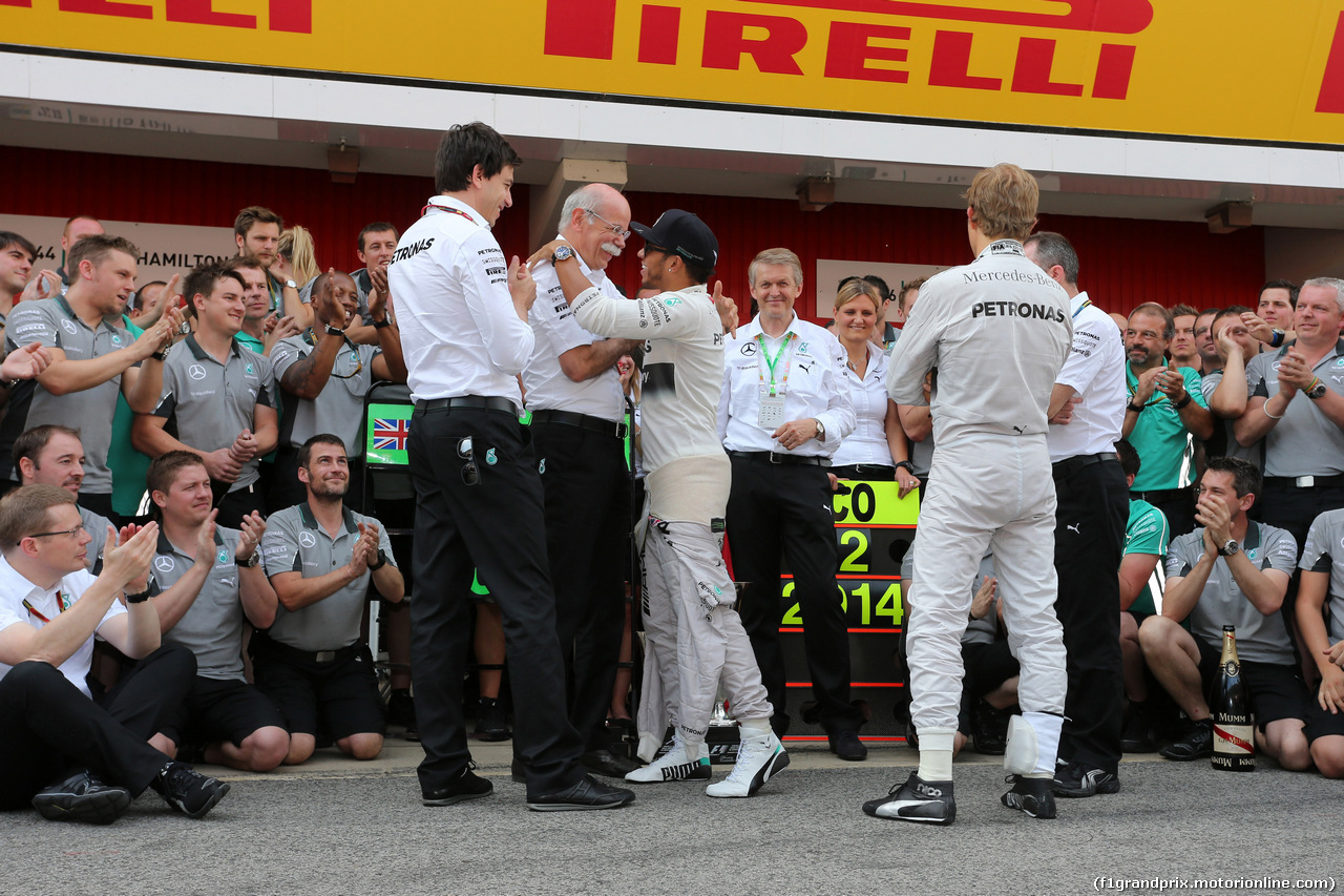 GP SPAGNA, 11.05.2014-  Gara, Festeggiamenti, Lewis Hamilton (GBR) Mercedes AMG F1 W05 vincitore with Dr. Dieter Zetsche, Chairman of Daimler e Toto Wolff (GER) Mercedes AMG F1 Shareholder e Executive Director