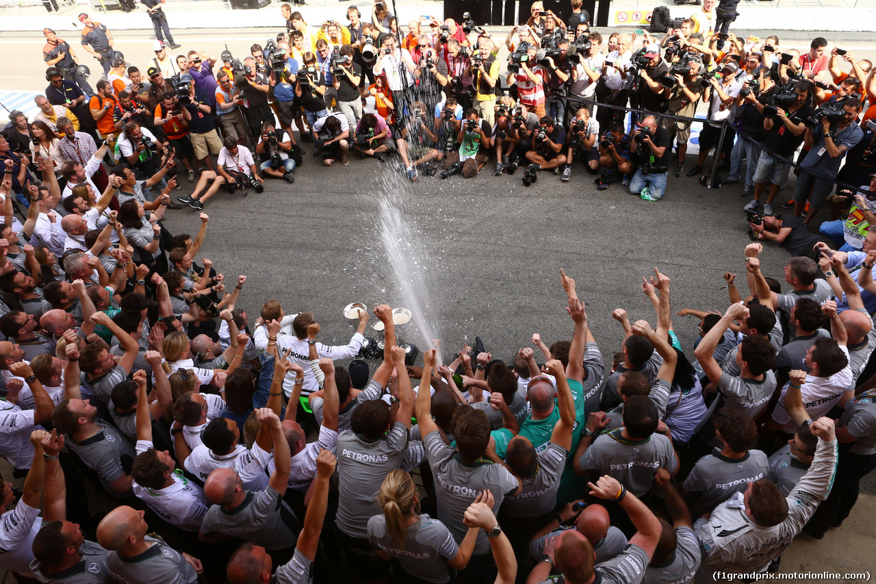 GP SPAGNA, 11.05.2014-  Gara, Festeggiamenti, Lewis Hamilton (GBR) Mercedes AMG F1 W05 vincitore