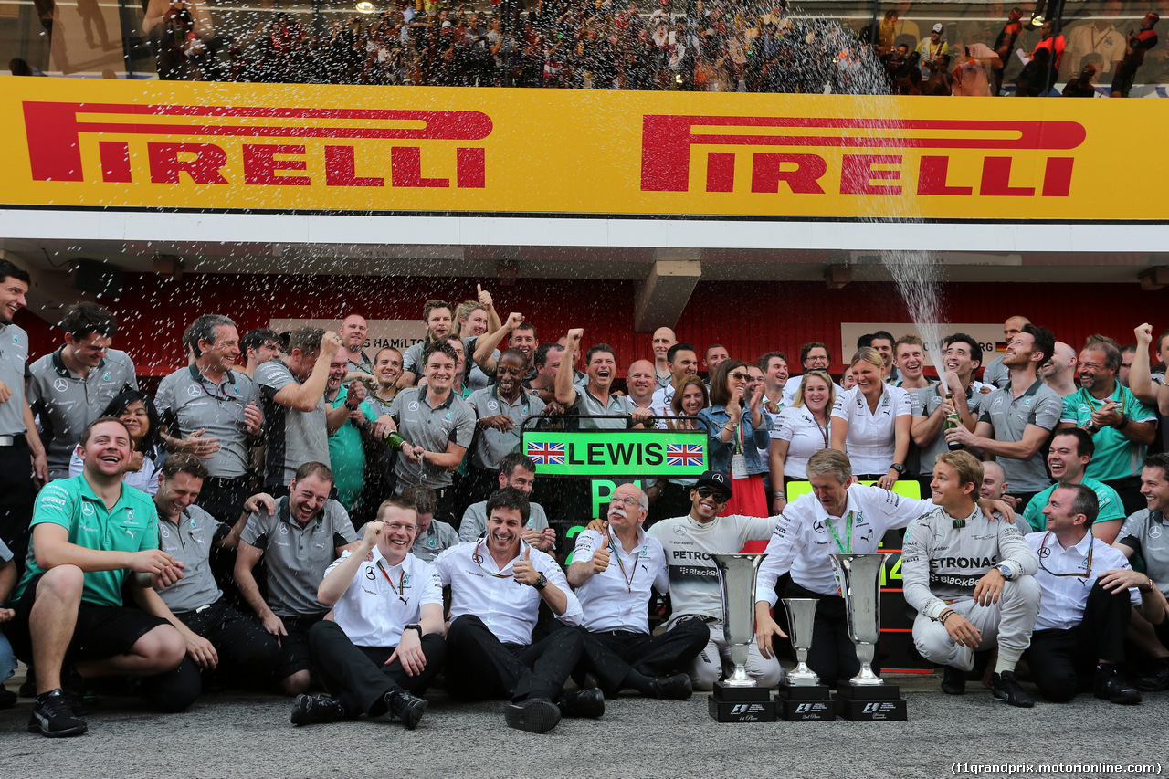 GP SPAGNA, 11.05.2014-  Gara, Festeggiamenti, Lewis Hamilton (GBR) Mercedes AMG F1 W05 vincitore with Dr. Dieter Zetsche, Chairman of Daimler e Toto Wolff (GER) Mercedes AMG F1 Shareholder e Executive Director