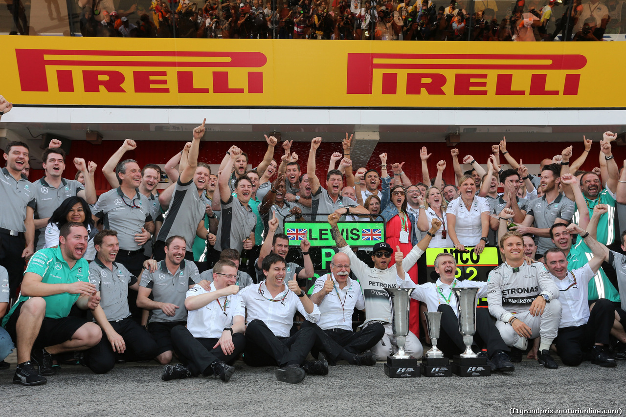 GP SPAGNA, 11.05.2014-  Gara, Festeggiamenti, Lewis Hamilton (GBR) Mercedes AMG F1 W05 vincitore with Dr. Dieter Zetsche, Chairman of Daimler e Toto Wolff (GER) Mercedes AMG F1 Shareholder e Executive Director