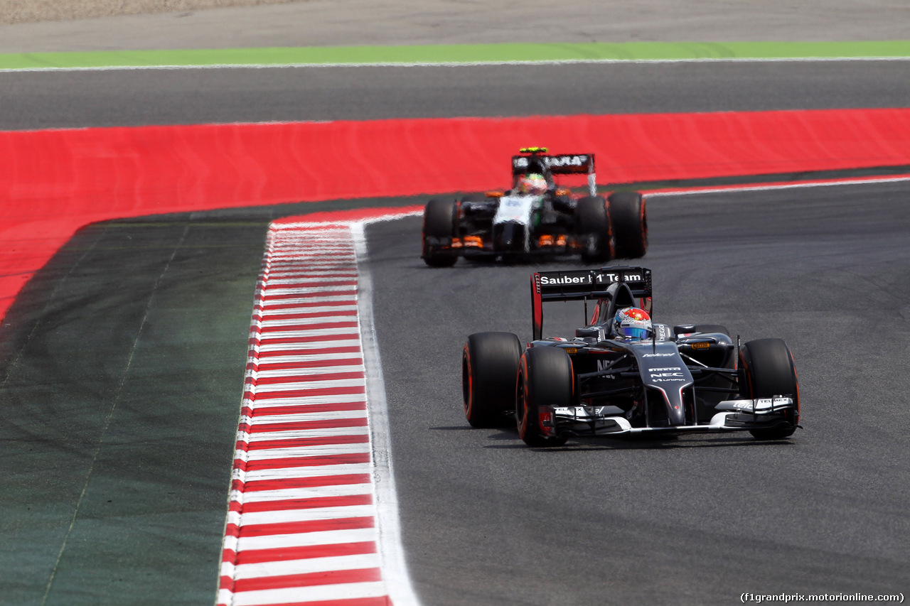 GP SPAGNA, 10.05.2014- Qualifiche, Adrian Sutil (GER) Sauber F1 Team C33 e Sergio Perez (MEX) Sahara Force India F1 VJM07