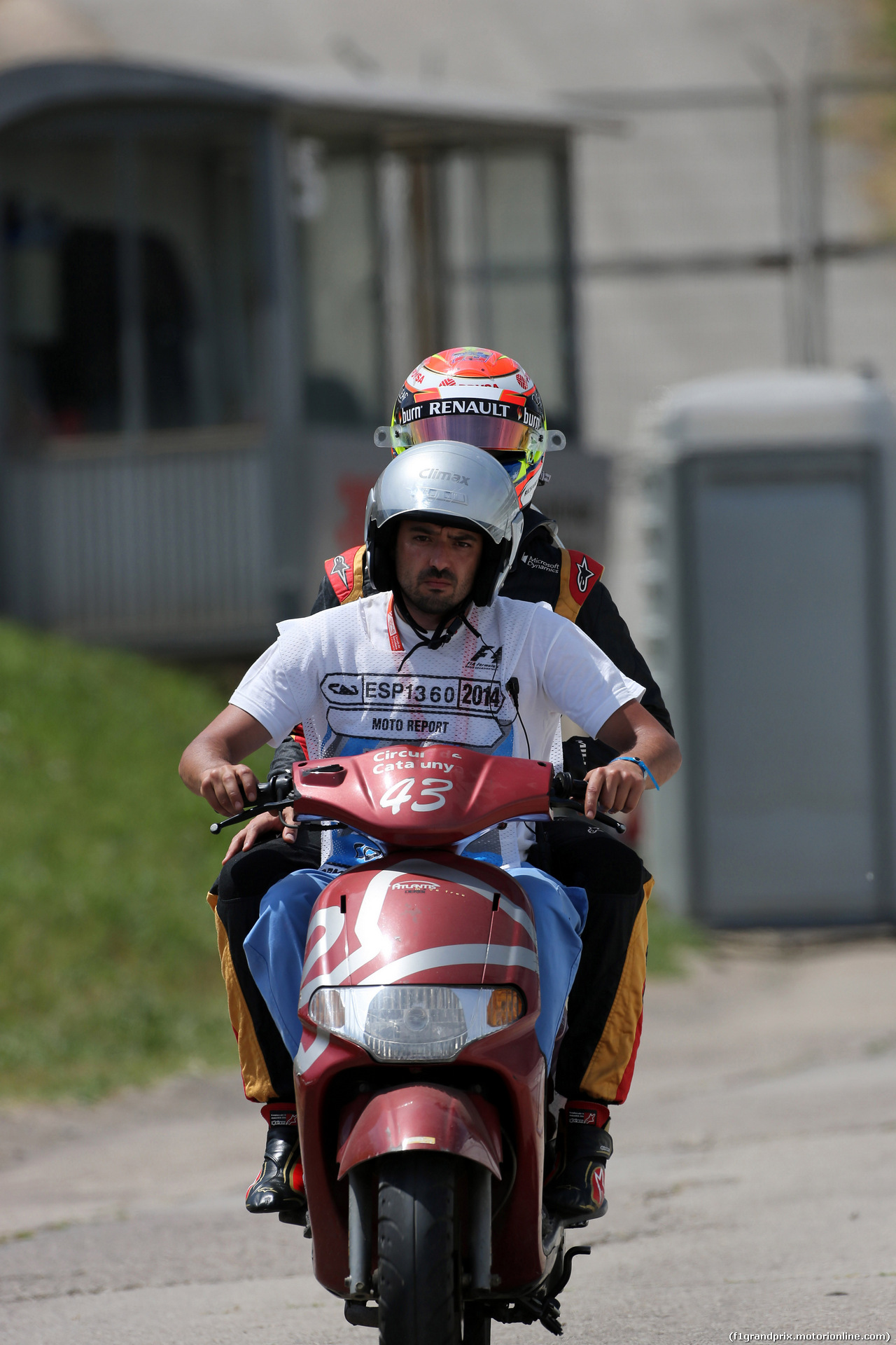GP SPAGNA, 10.05.2014- Qualifiche, Pastor Maldonado (VEN) Lotus F1 Team E22 comes back to pit lane after the crash