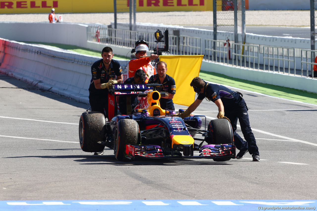 GP SPAGNA, 09.05.2014- Prove Libere 1, Mechanics Red Bull push the car of Sebastian Vettel (GER) Red Bull Racing RB10