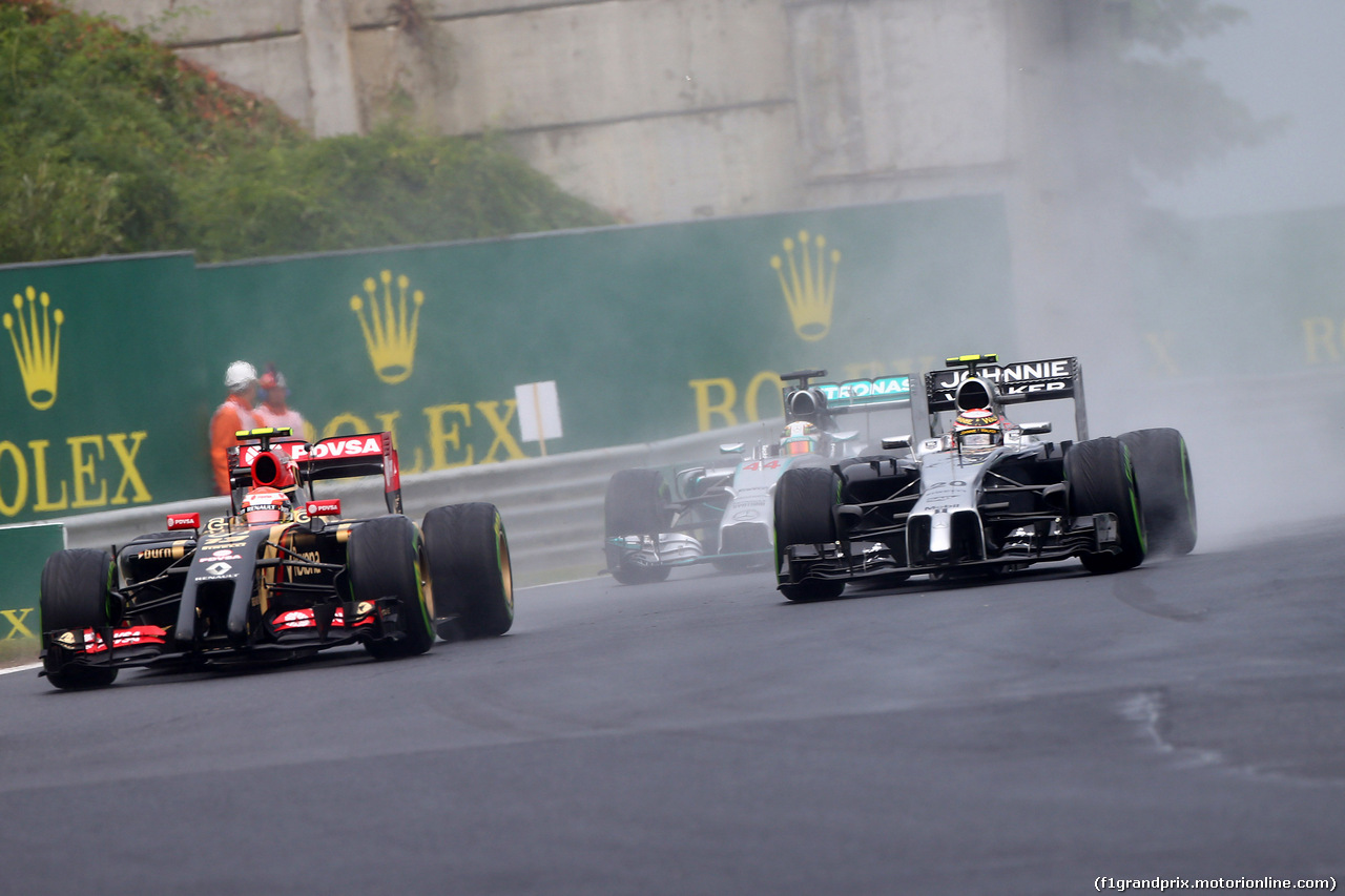 GP UNGHERIA, 27.07.2014- Gara, Pastor Maldonado (VEN) Lotus F1 Team E22 e Kevin Magnussen (DEN) McLaren Mercedes MP4-29