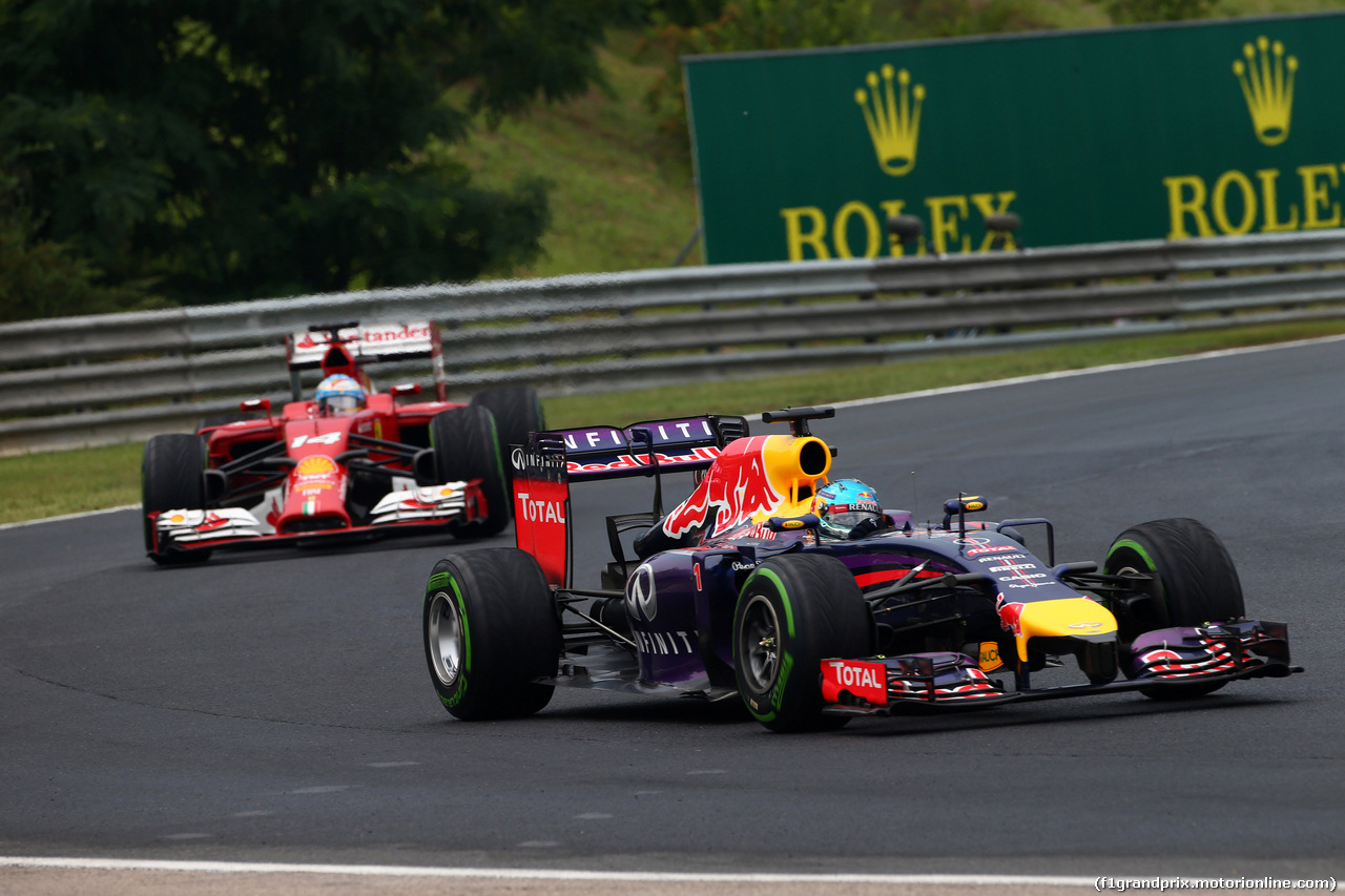 GP UNGHERIA, 27.07.2014- Gara, Sebastian Vettel (GER) Red Bull Racing RB10 davanti a Fernando Alonso (ESP) Ferrari F14-T