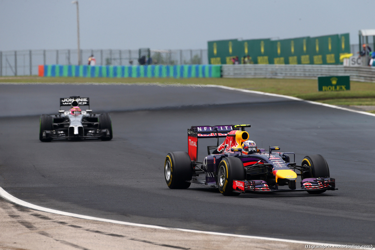 GP UNGHERIA, 27.07.2014- Gara, Daniel Ricciardo (AUS) Red Bull Racing RB10 davanti a Jenson Button (GBR) McLaren Mercedes MP4-29