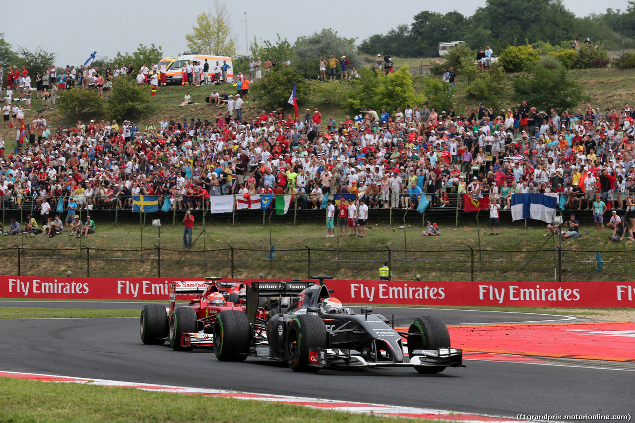 GP UNGHERIA, 27.07.2014- Gara, Adrian Sutil (GER) Sauber F1 Team C33 davanti a Kimi Raikkonen (FIN) Ferrari F14-T