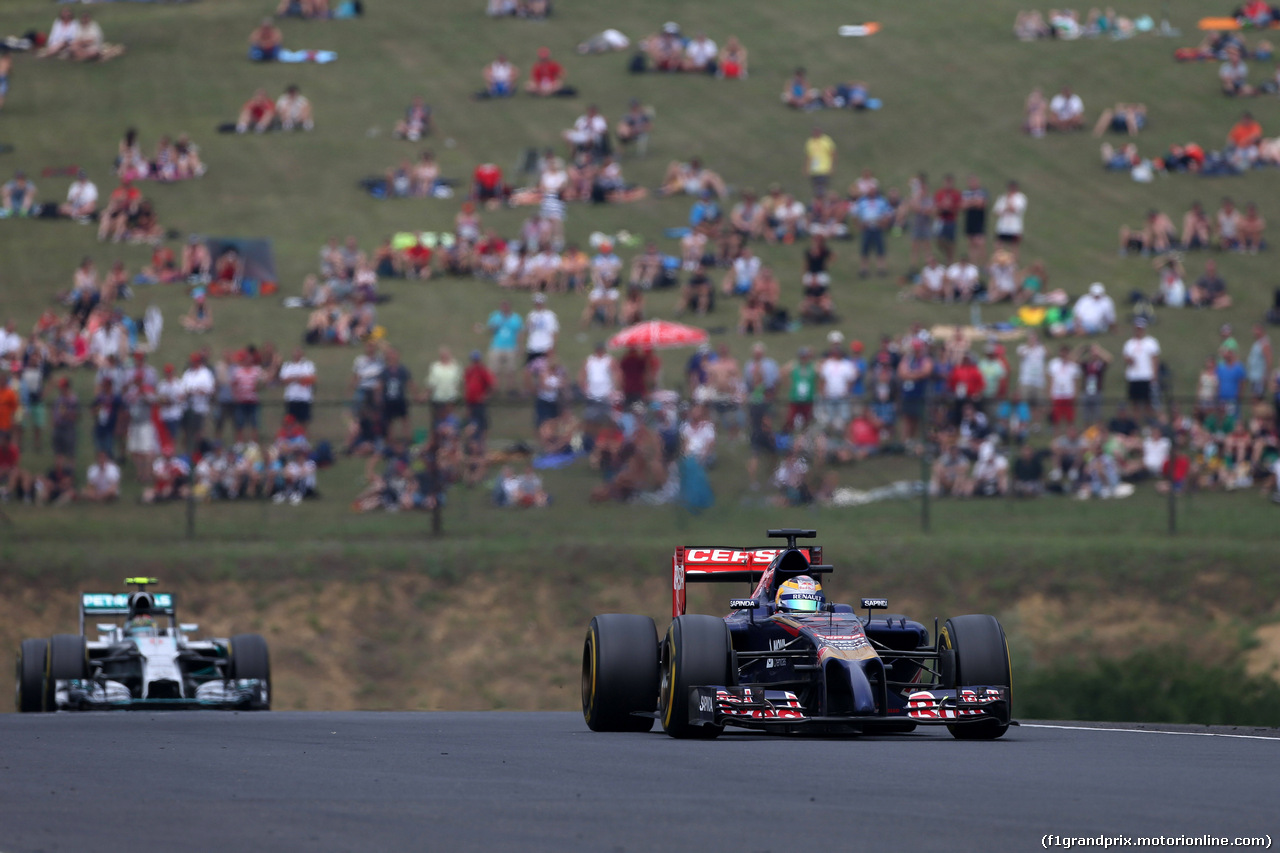 GP UNGHERIA, 27.07.2014- Gara, Jean-Eric Vergne (FRA) Scuderia Toro Rosso STR9 davanti a Nico Rosberg (GER) Mercedes AMG F1 W05