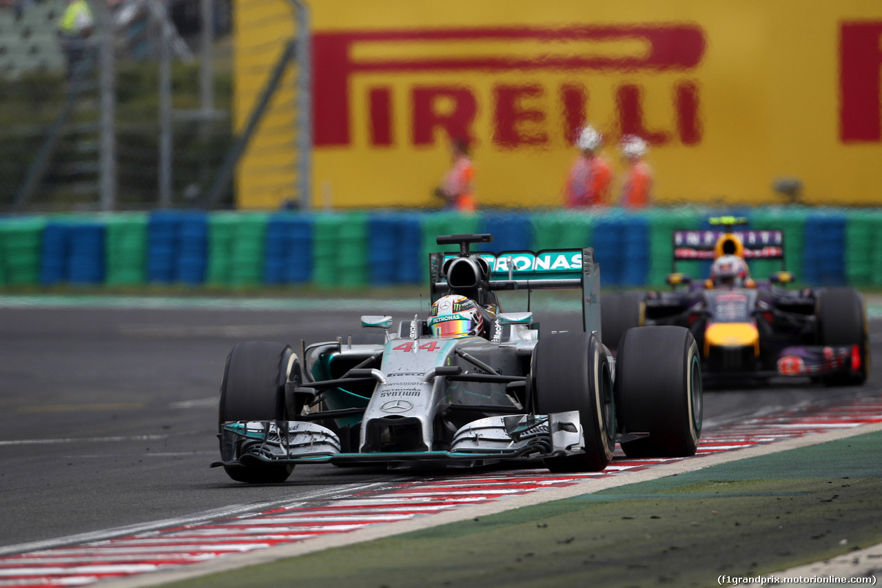 GP UNGHERIA, 27.07.2014- Gara, Lewis Hamilton (GBR) Mercedes AMG F1 W05 davanti a Daniel Ricciardo (AUS) Red Bull Racing RB10