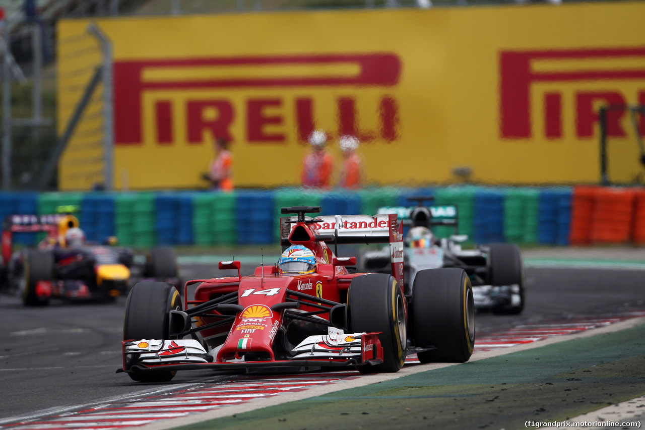 GP UNGHERIA, 27.07.2014- Gara, Fernando Alonso (ESP) Ferrari F14-T davanti a Lewis Hamilton (GBR) Mercedes AMG F1 W05