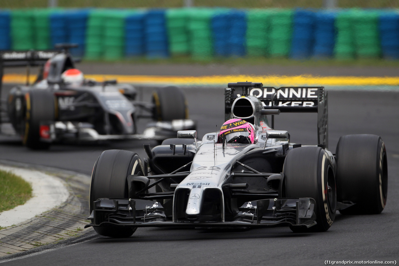 GP UNGHERIA, 27.07.2014- Gara, Jenson Button (GBR) McLaren Mercedes MP4-29 davanti a Adrian Sutil (GER) Sauber F1 Team C33